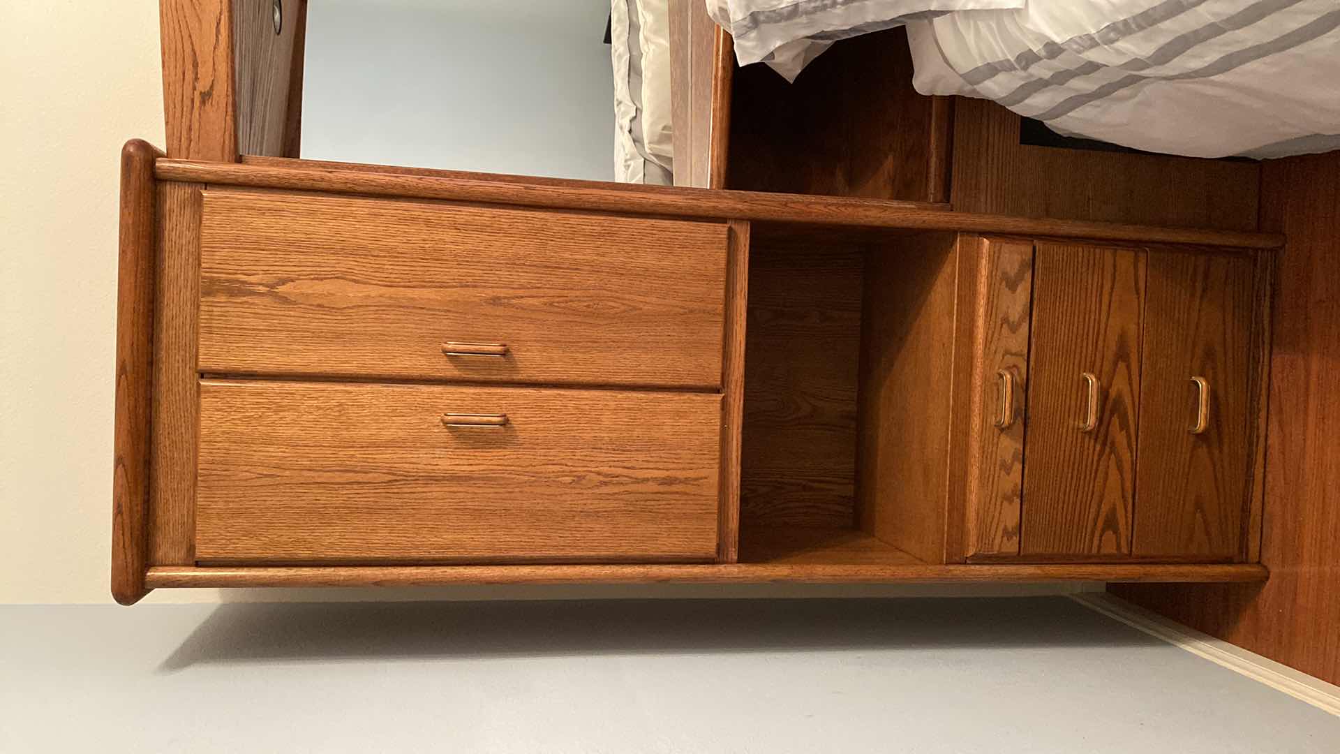 Photo 3 of CALIFORNIA/EASTERN KING OAK BEDFRAME WITH MIRRORED HEADBOARD AND NIGHT STANDS