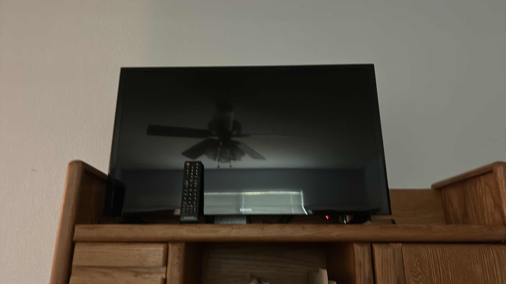 Photo 1 of 31” SAMSUNG TV WITH REMOTE