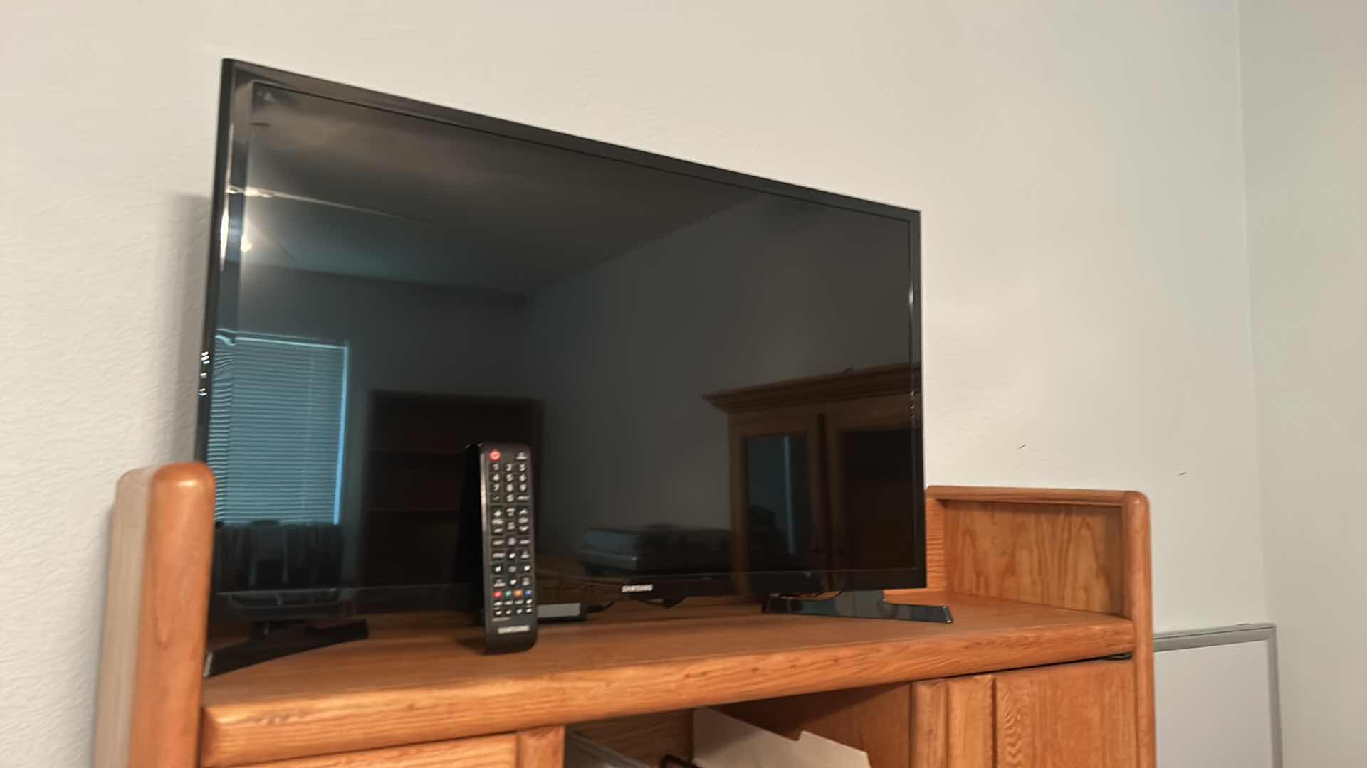 Photo 1 of 31” SAMSUNG TV WITH REMOTE