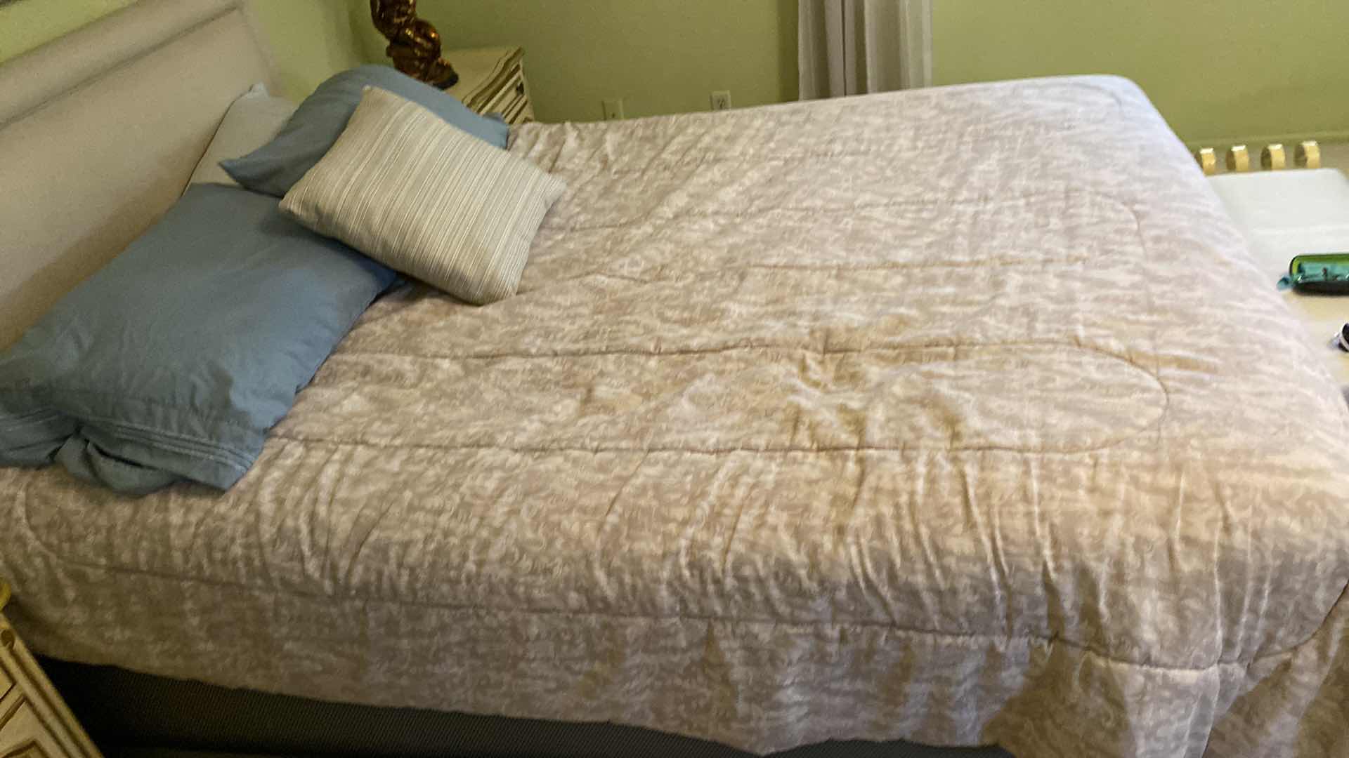 Photo 1 of QUEEN SIZE BEDDING