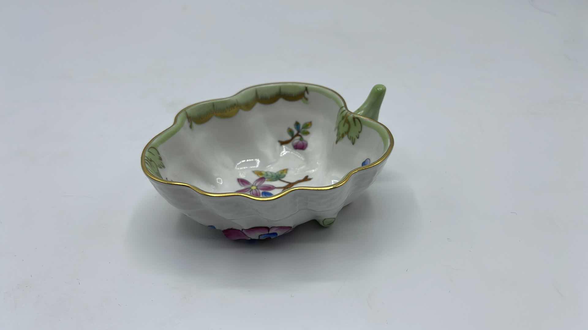 Photo 1 of VINTAGE HEREND HAND PAINTED BOUQUET GREEN/WHITE PORCELAIN LEAF DISH 4” #680/YBO