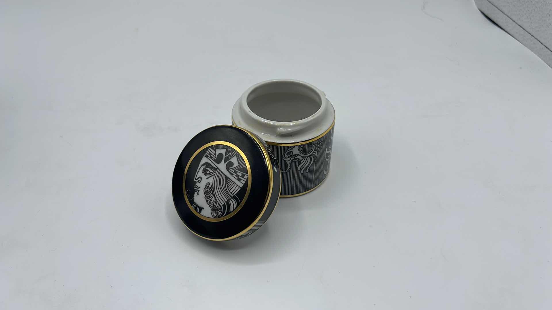 Photo 1 of VINTAGE 1979 LIMITED EDITION PORCELAIN HOLLOHAZA SZASZ TRINKET BOX 2”