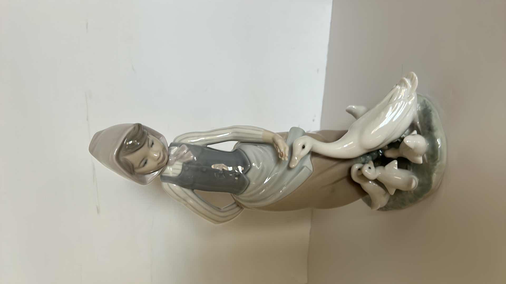 Photo 1 of LLADRO 'FEEDING TIME' PORCELAIN FIGURINE H10”