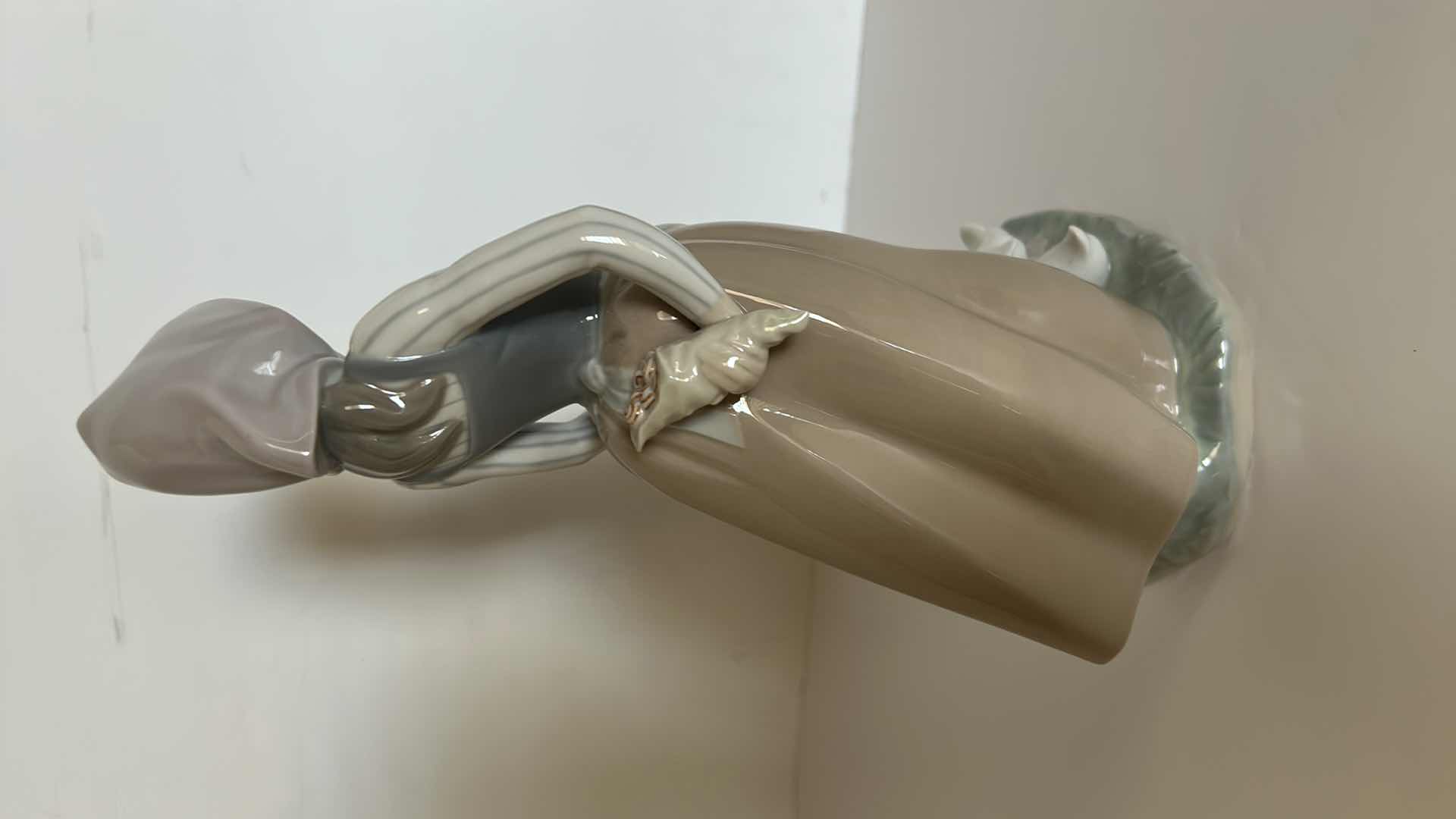 Photo 1 of LLADRO 'FEEDING TIME' PORCELAIN FIGURINE H10”