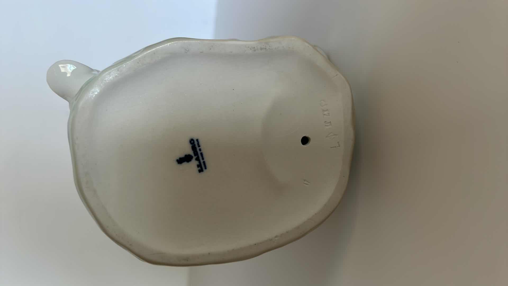 Photo 1 of LLADRO 'FEEDING TIME' PORCELAIN FIGURINE H10”