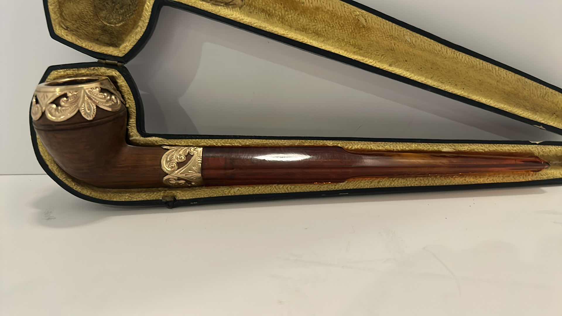 Photo 1 of VINTAGE FRENCH TOBACCO PIPE W/ CASE
(AMBER AND BURL PIPE WITH GOLD)