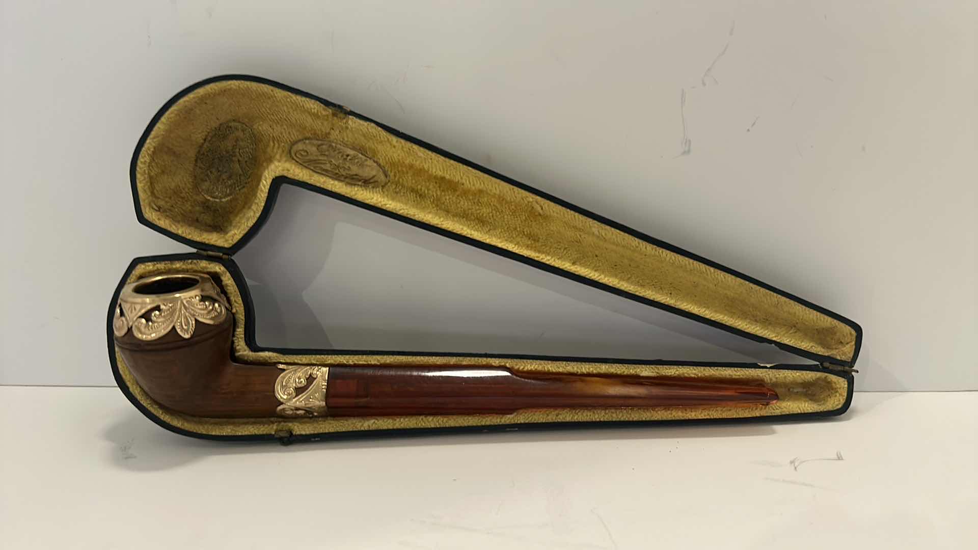 Photo 1 of VINTAGE FRENCH TOBACCO PIPE W/ CASE
(AMBER AND BURL PIPE WITH GOLD)