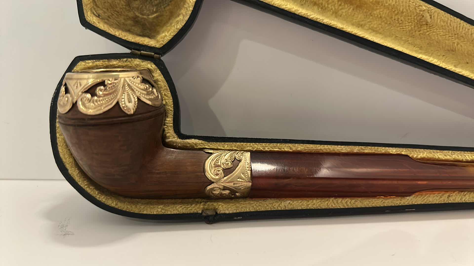 Photo 1 of VINTAGE FRENCH TOBACCO PIPE W/ CASE
(AMBER AND BURL PIPE WITH GOLD)