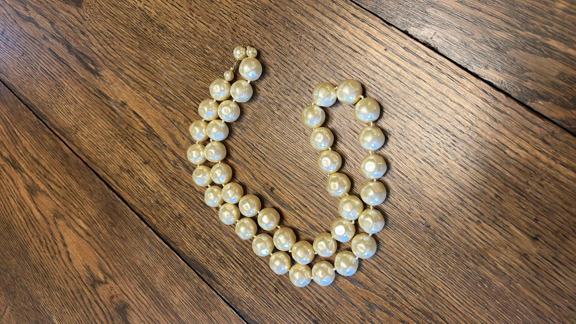 Photo 1 of COSTUME JEWELRY PEARL NECKLACE