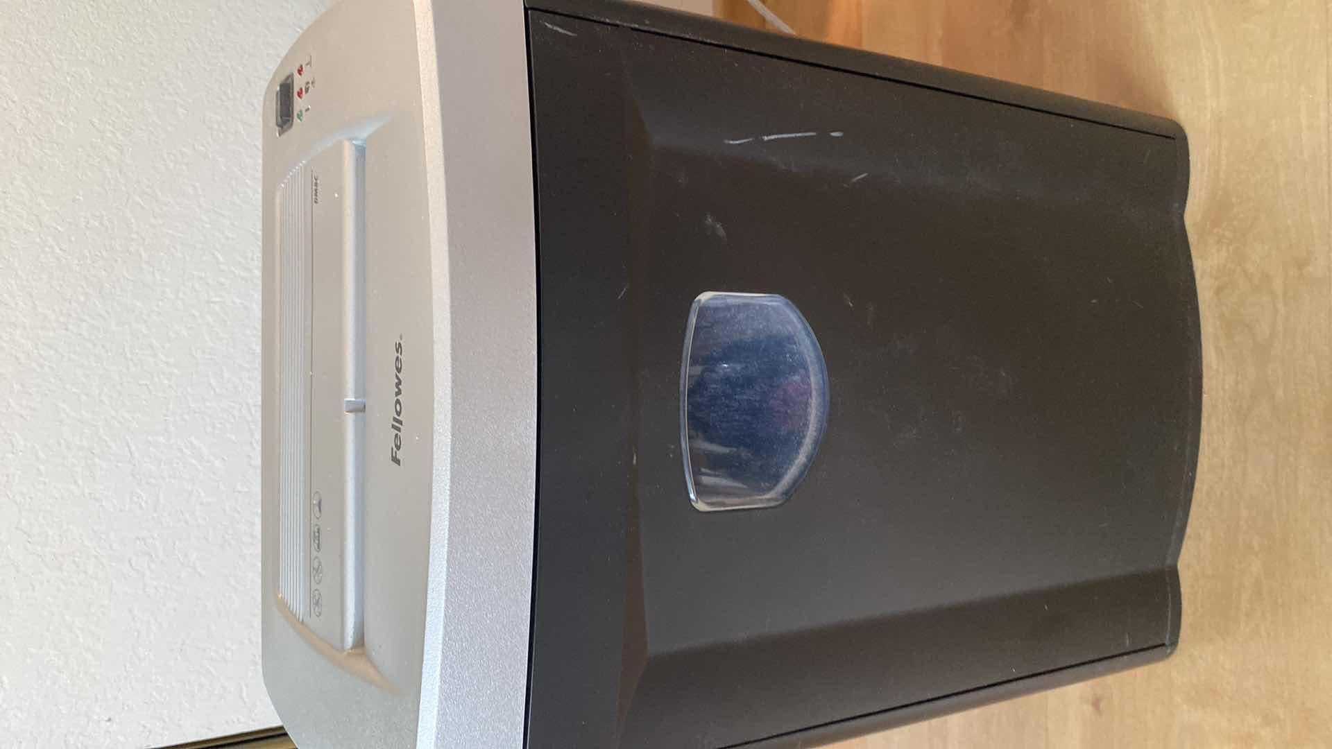 Photo 1 of FELLOWES SHREDDER DM8C