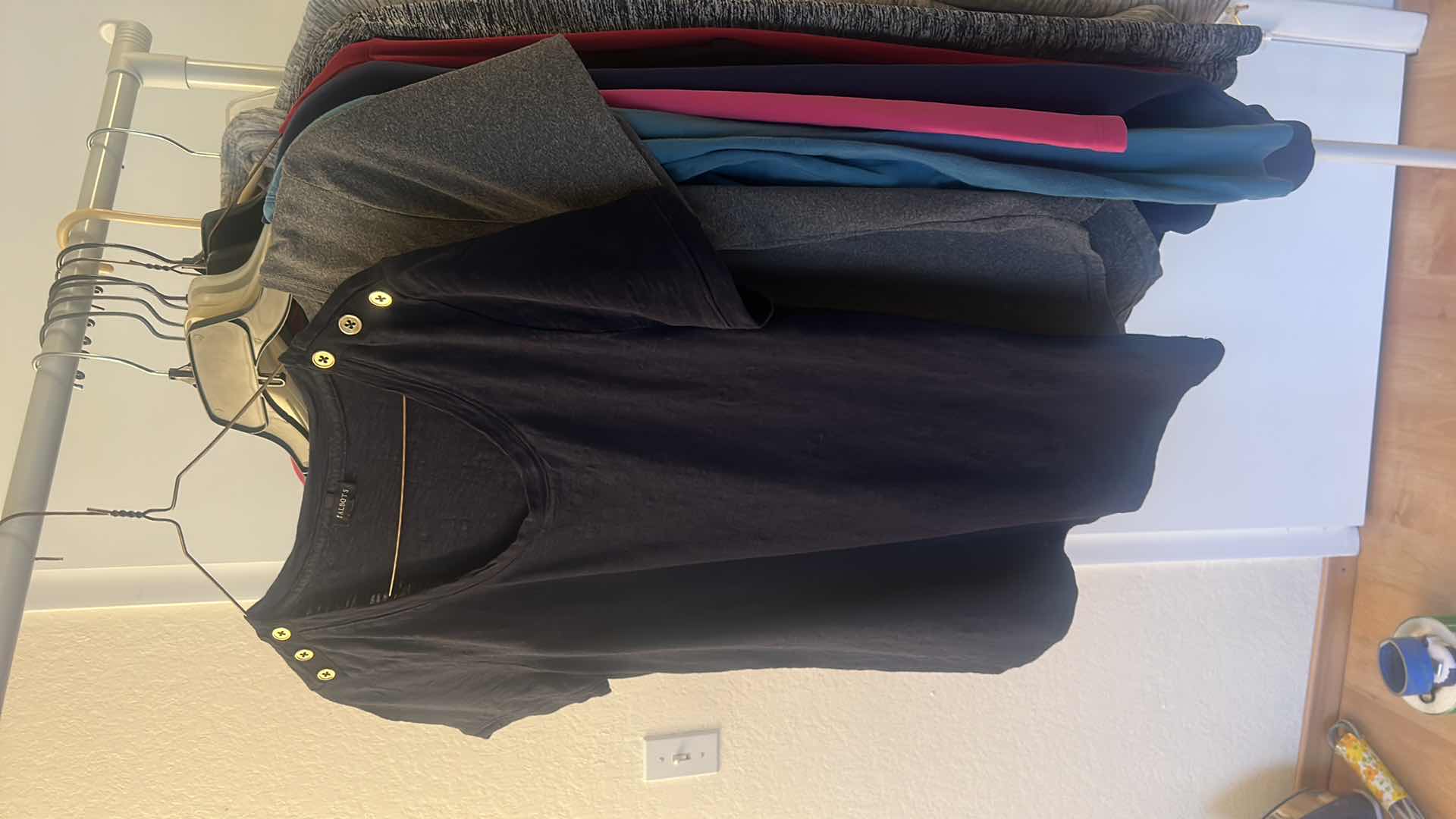 Photo 2 of 10 PIECES WOMENS CLOTHING MOSTLY MED