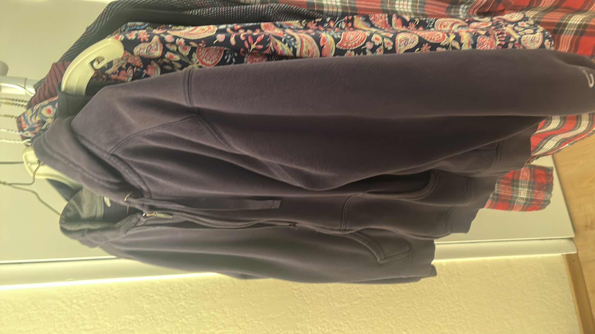 Photo 1 of 16 PIECES WOMENSWEAR MOSTLY SIZE MED