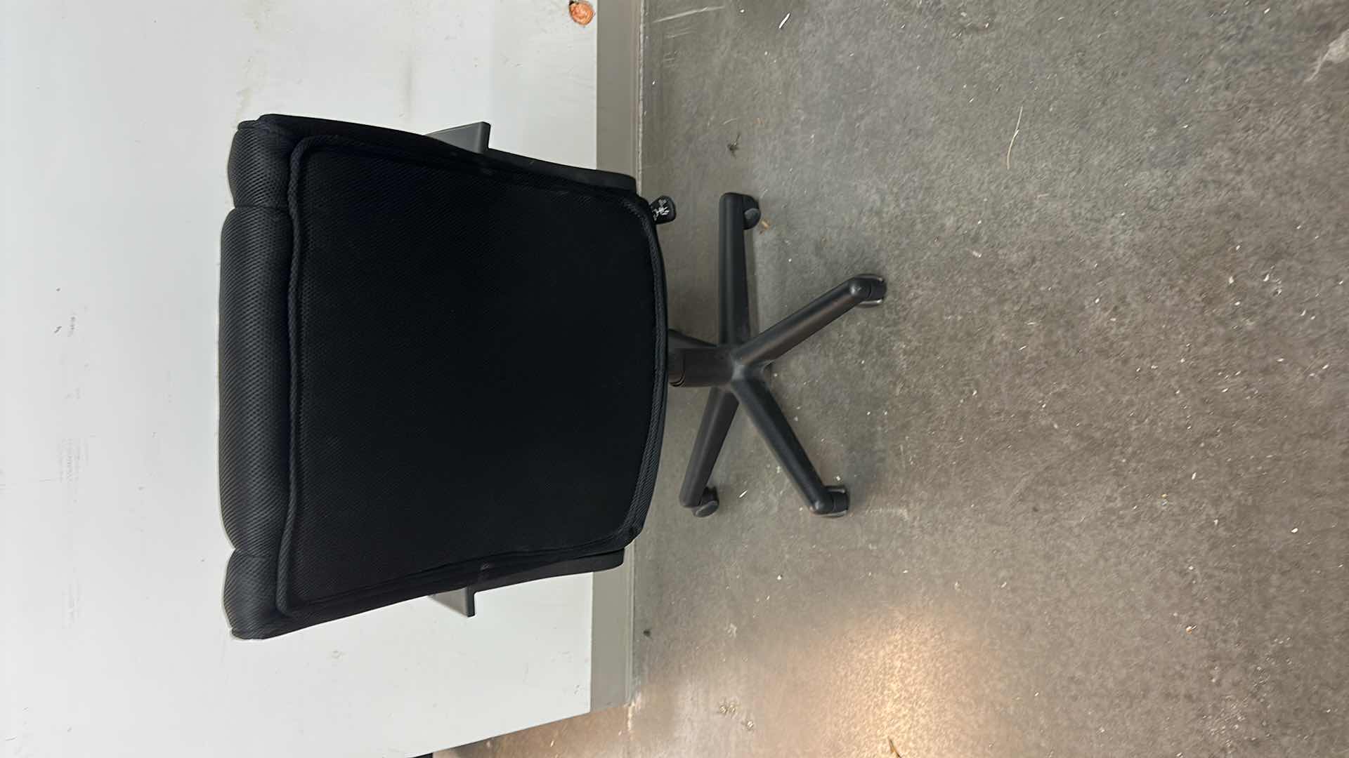 Photo 1 of EXECUTIVE HIGH BACK  ADJUSTABLE CLOTH OFFICE CHAIR