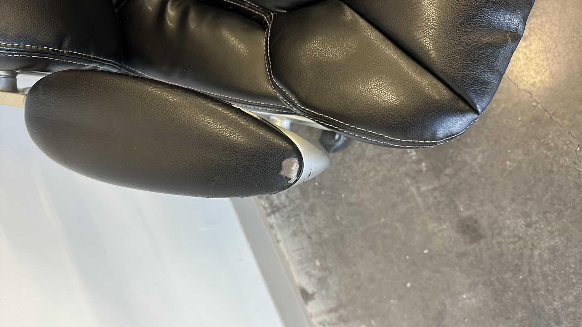 Photo 5 of EXECUTIVE BONDED LEATHER ADJUSTABLE HIGH BACK OFFICE CHAIR