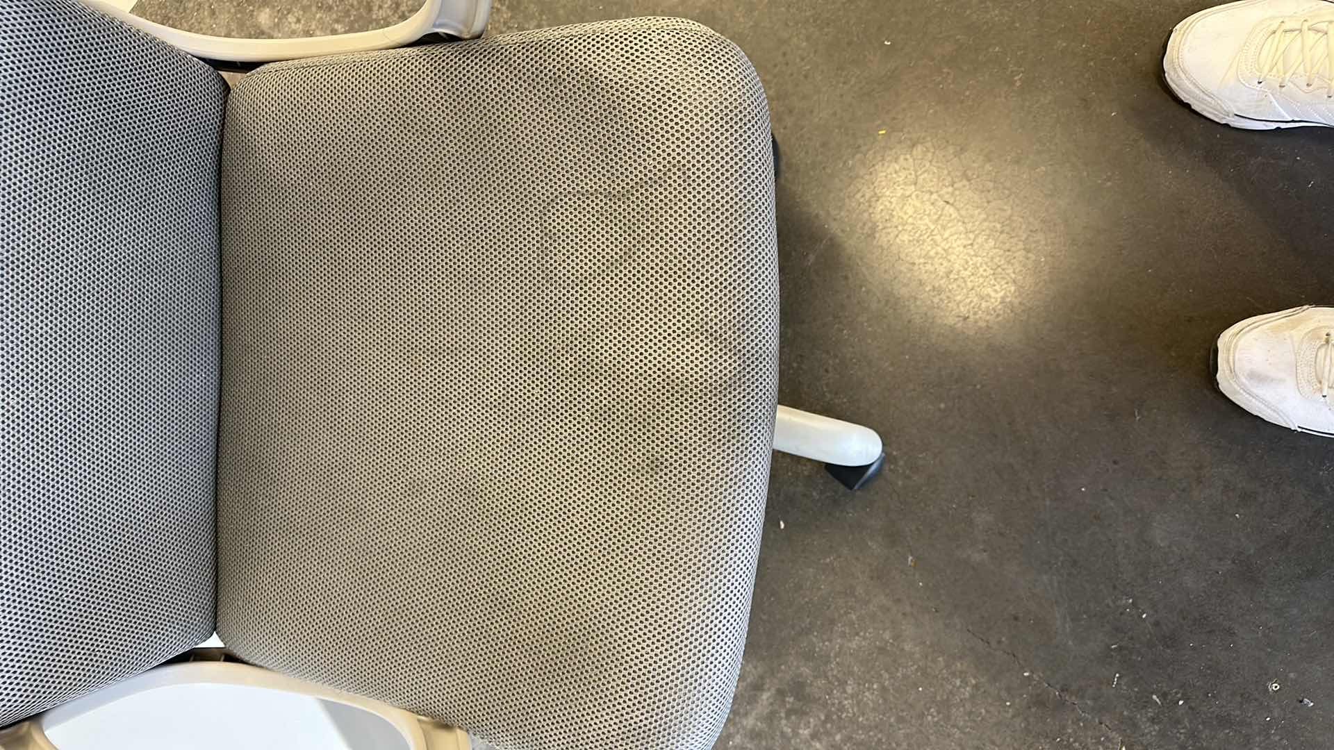 Photo 4 of EXECUTIVE HIGH BACK ADJUSTABLE OFFICE CHAIR WITH LEATHER TRIM