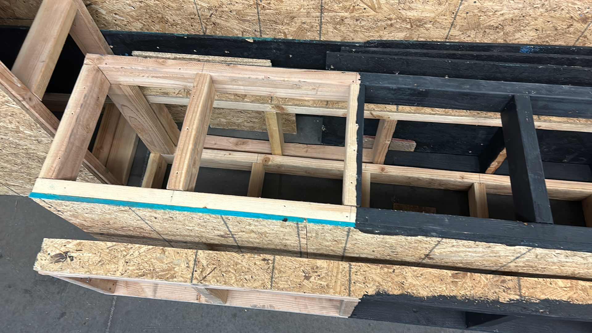 Photo 6 of PALLETTE ASSORTMENT