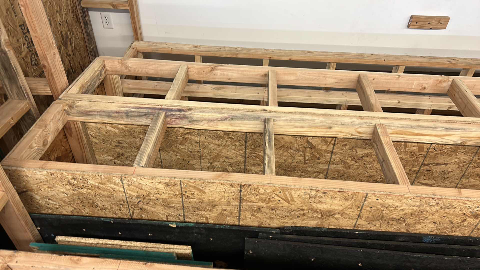 Photo 2 of PALLETTE ASSORTMENT