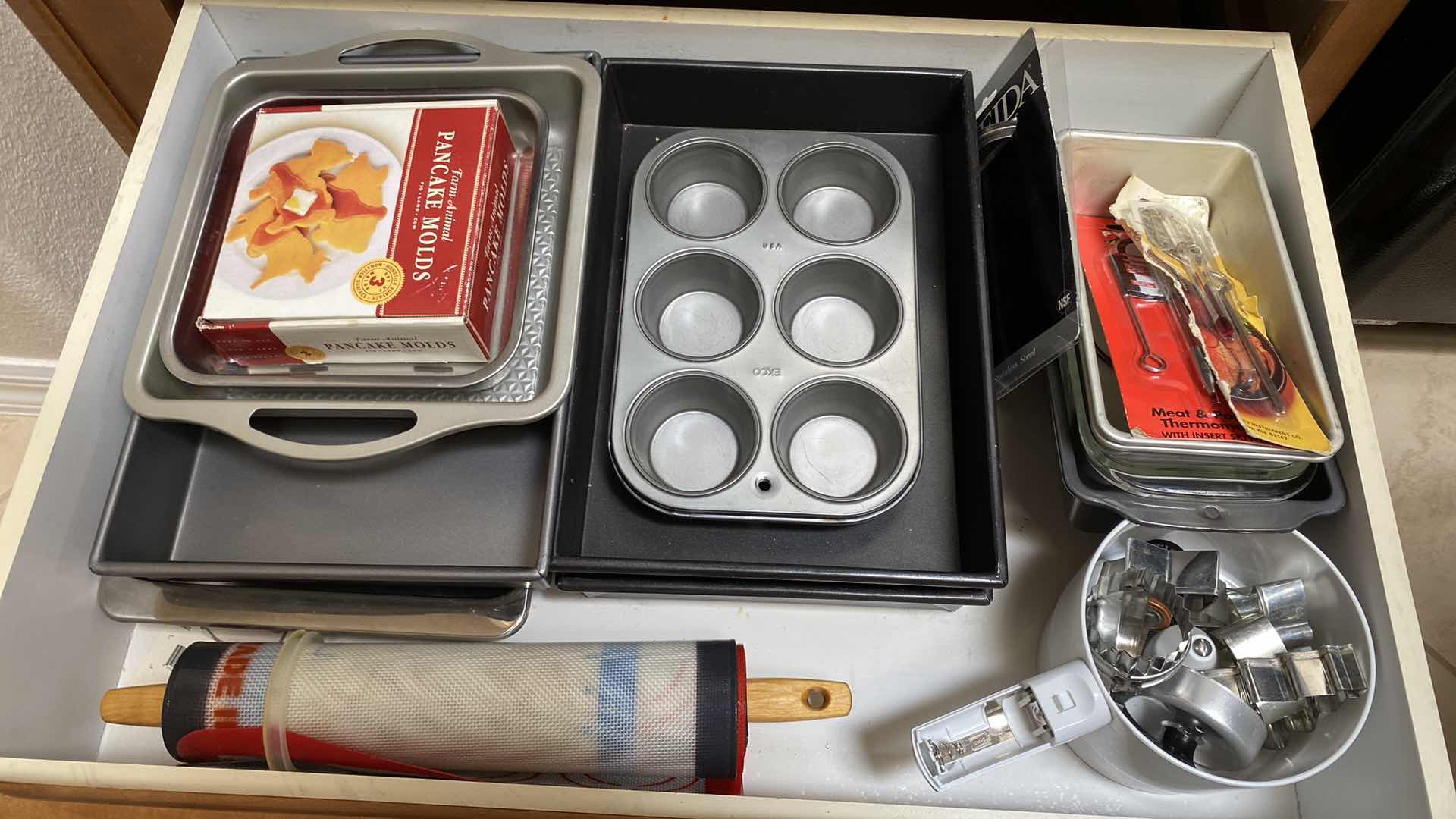 Photo 1 of CONTENTS OF DRAWER BAKING PANS AND MORE