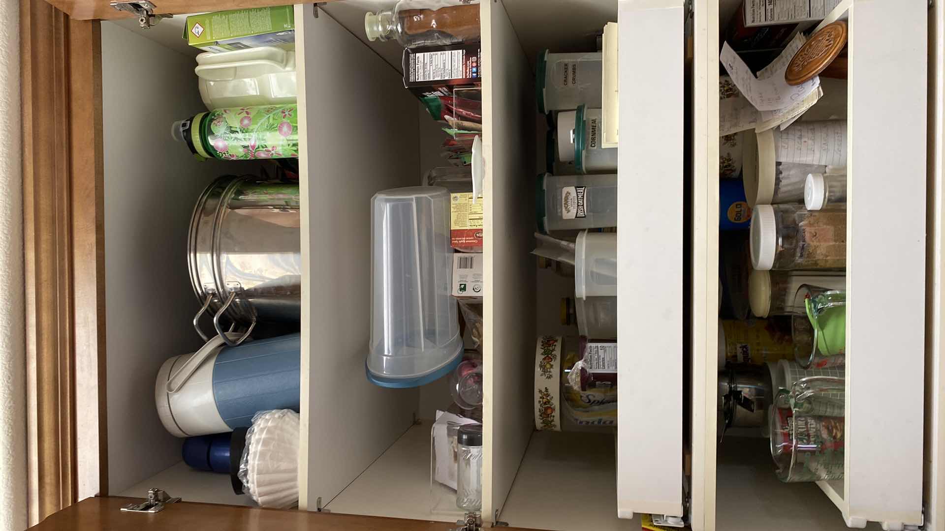 Photo 1 of CONTENTS OF CABINET STOCKPOT KITCHEN SUNDRIES