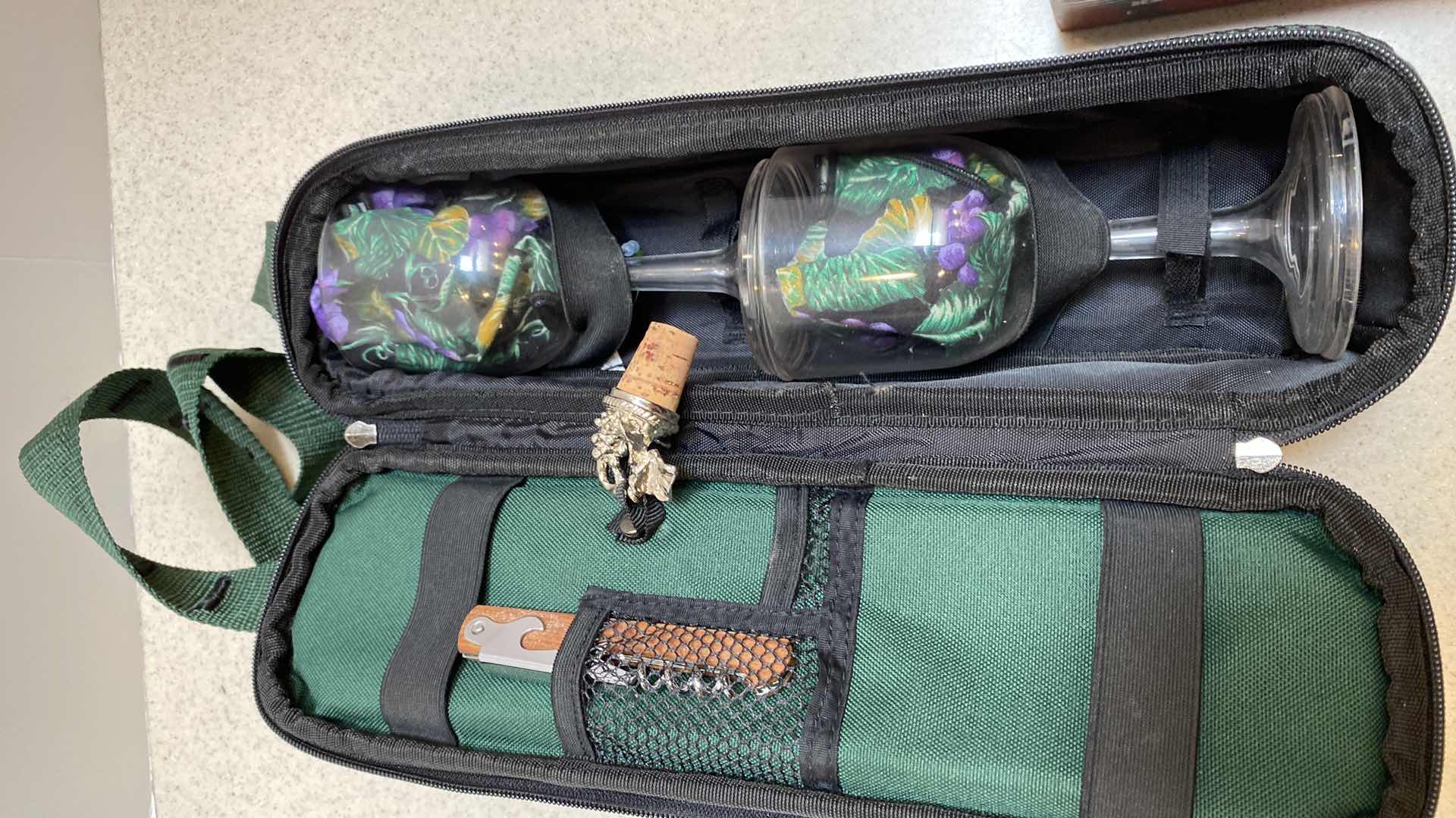 Photo 1 of AIRPOT WINE OPENER PLASTIC WINE SET IN CARRY BAG