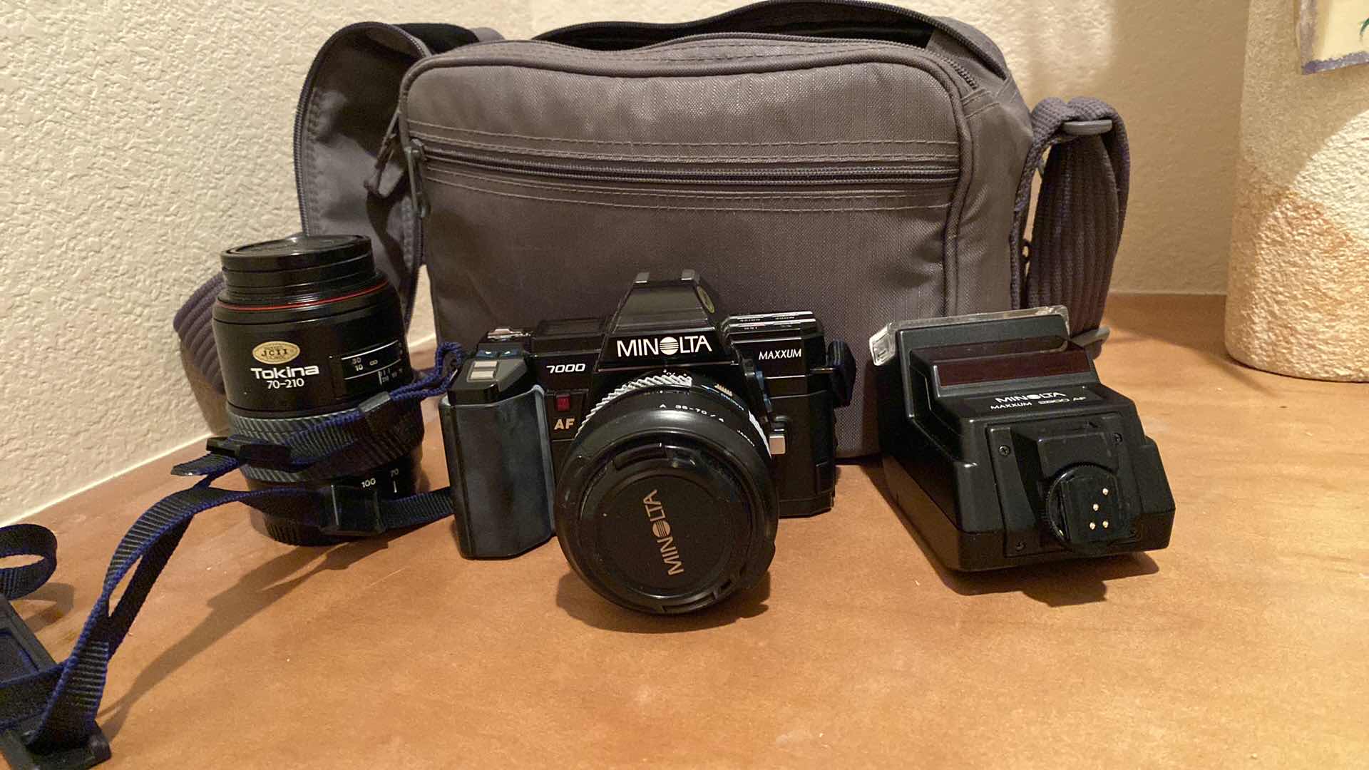 Photo 1 of MINOLTA CAMERA 7000 MAXXUM WITH EXTRA LENS FLASH AND BAG