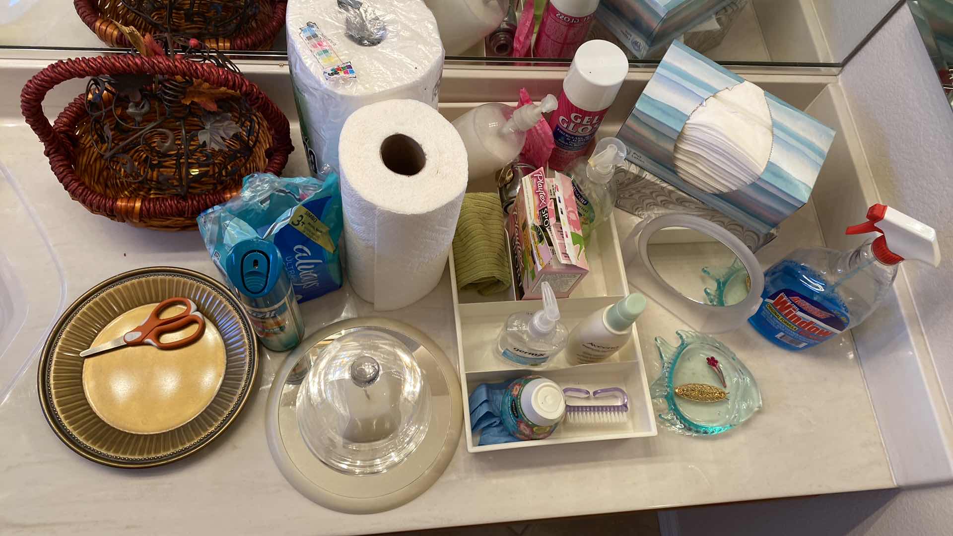 Photo 1 of Assorted bathroom items