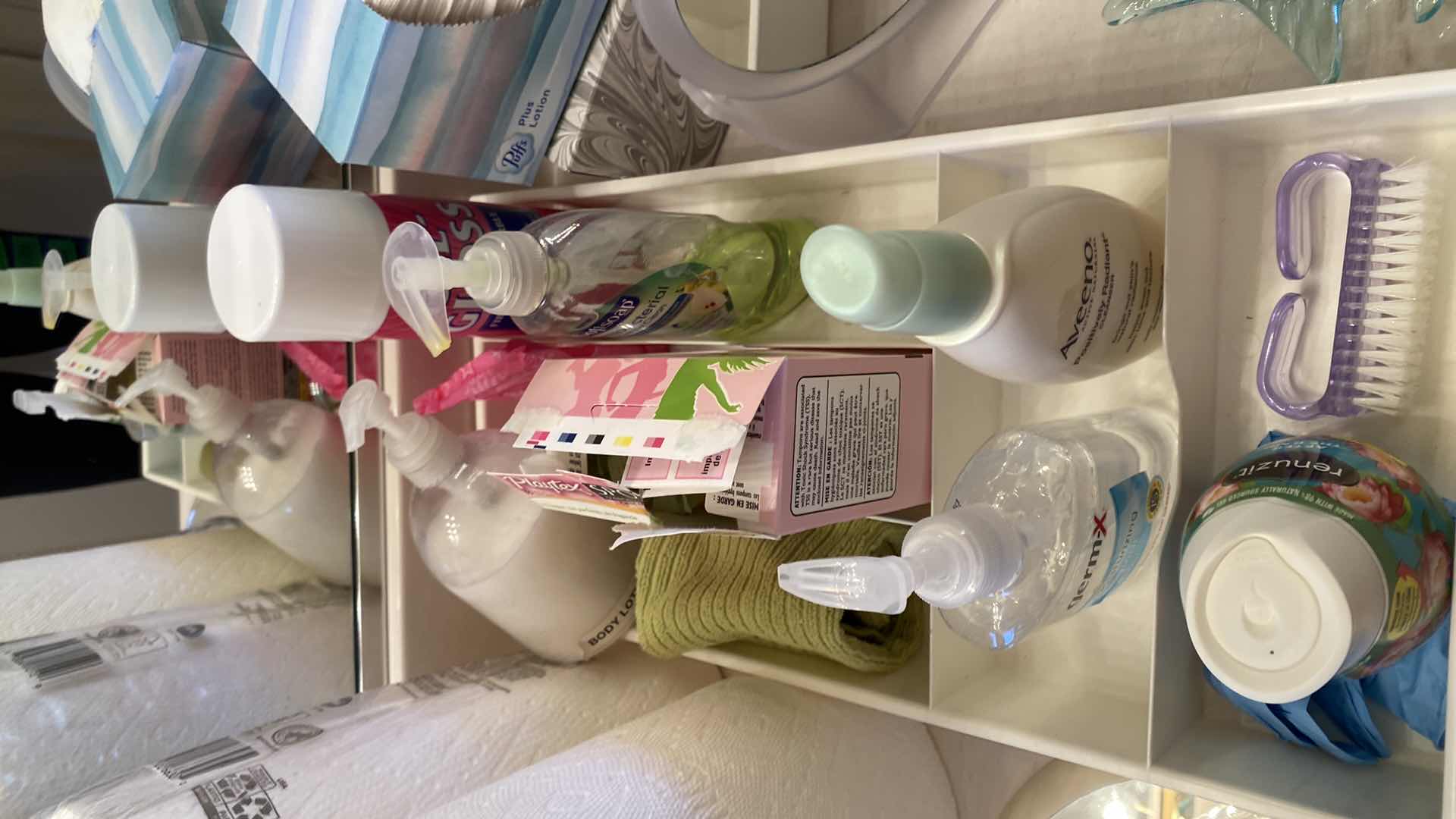 Photo 1 of Assorted bathroom items