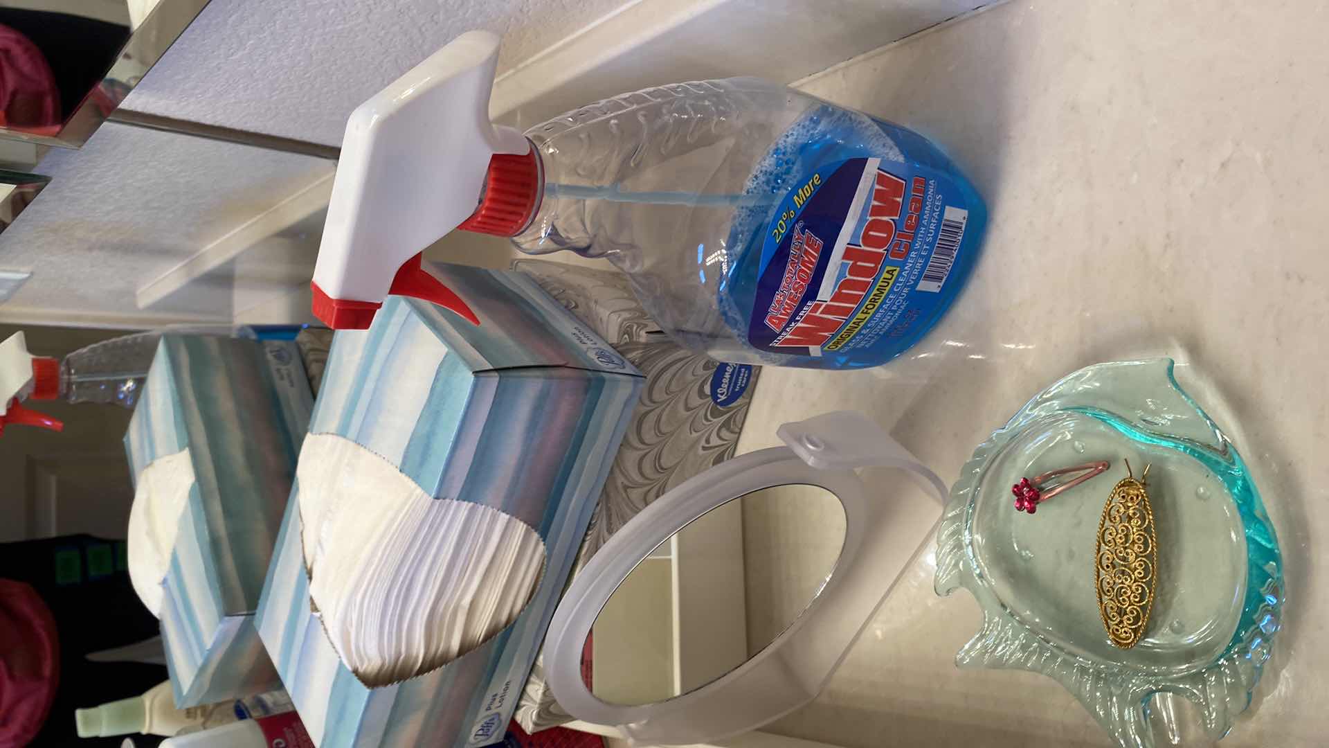 Photo 1 of Assorted bathroom items