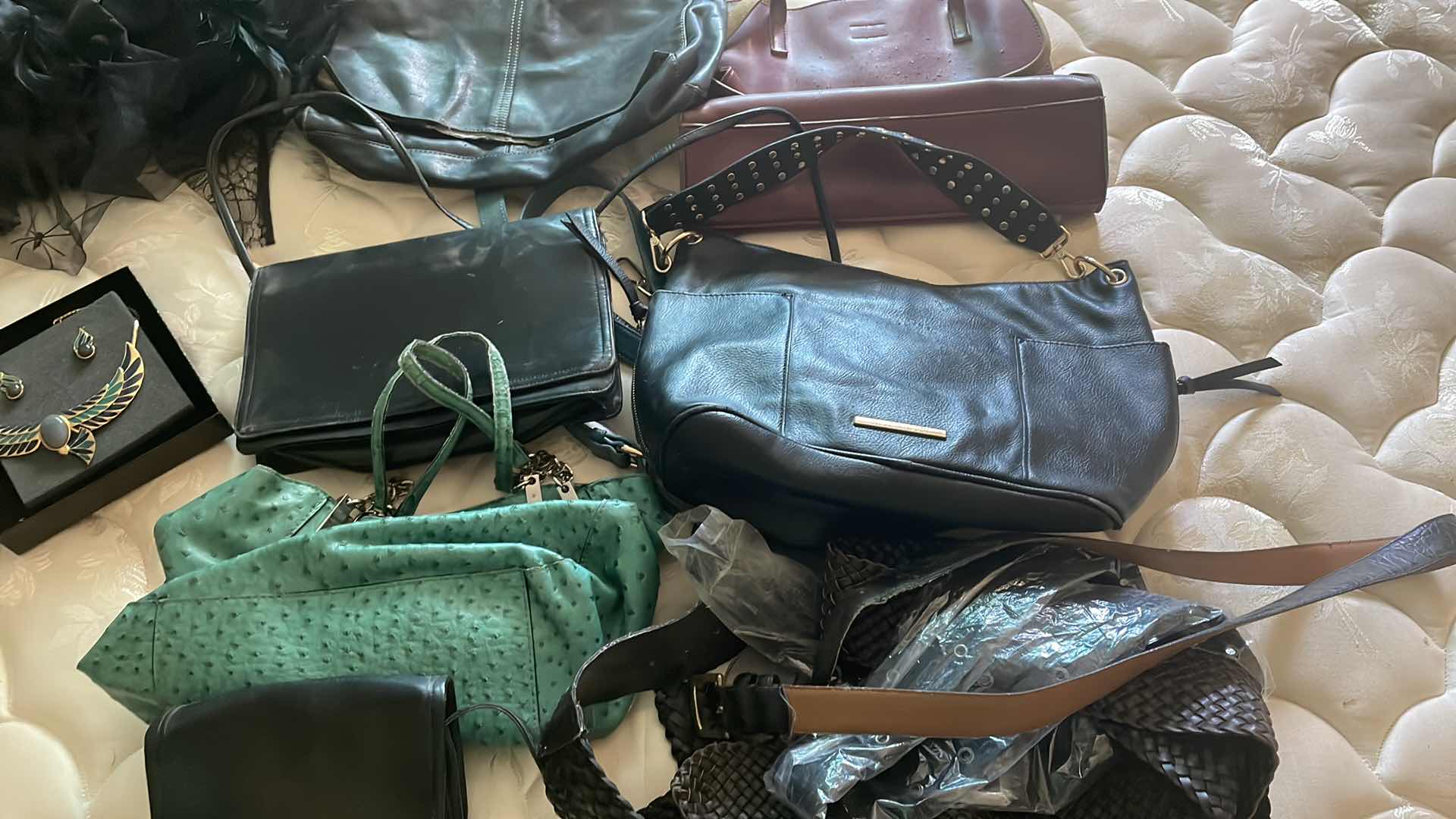 Photo 5 of HANDBAGS BELTS SIZE 22