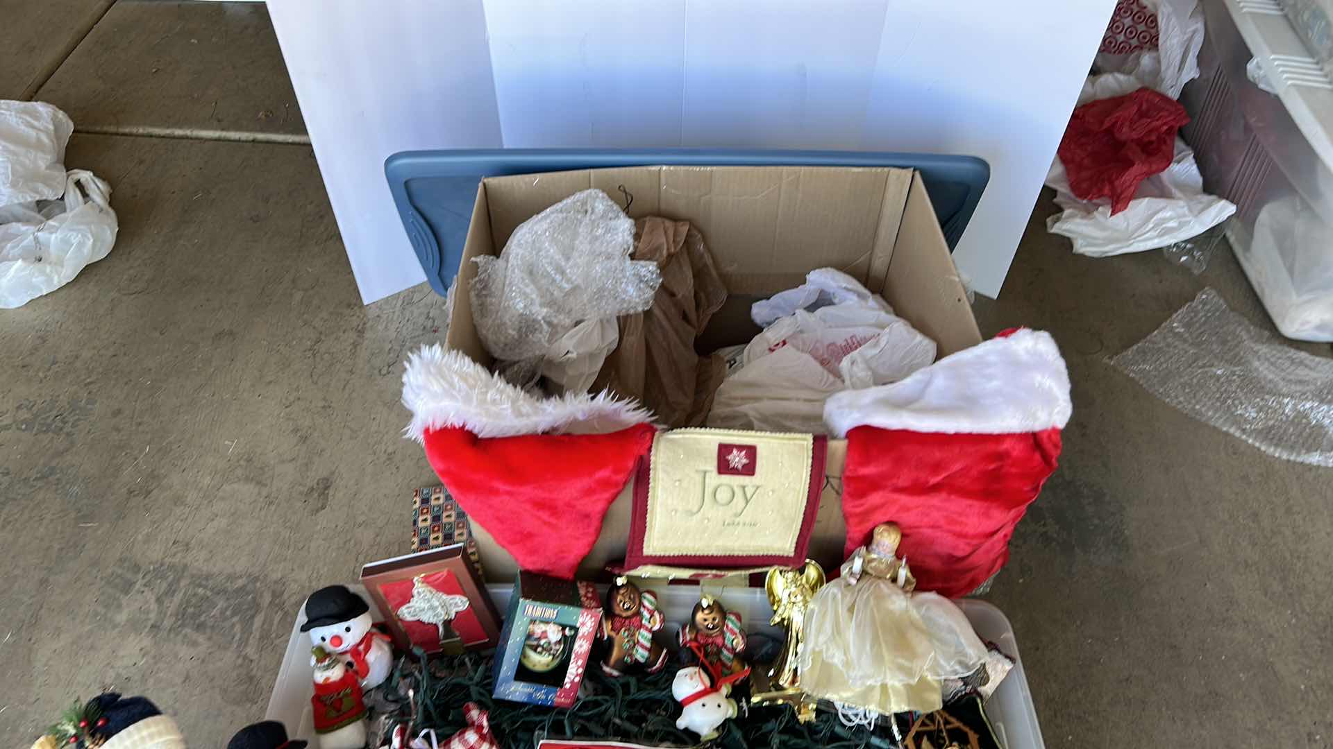 Photo 1 of 1 BOX AND 1 TOTE FULL OF CHRISTMAS DECOR (Not all items pictured, more in box)