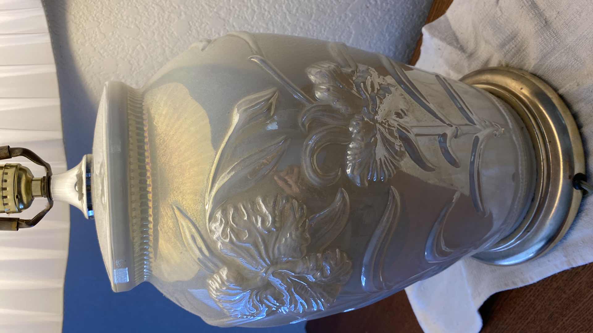 Photo 1 of WHITE IRIDESCENT GLASS TABLE LAMP H31”