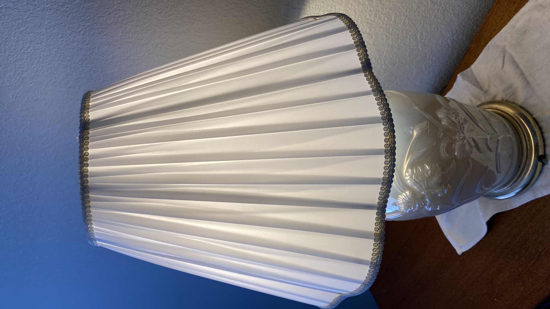 Photo 1 of WHITE IRIDESCENT GLASS TABLE LAMP H31”