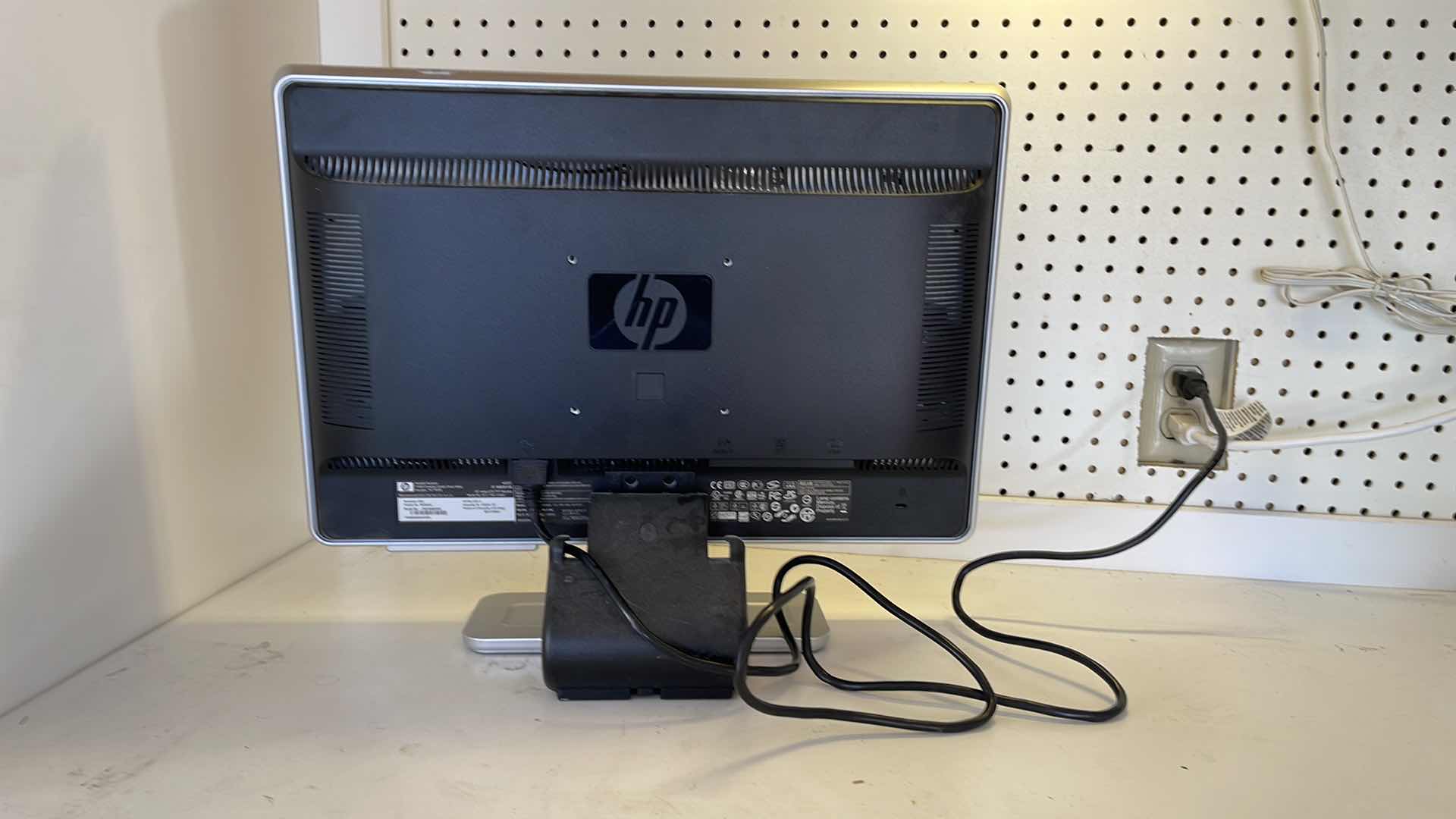 Photo 3 of HP W2007 COMPUTER