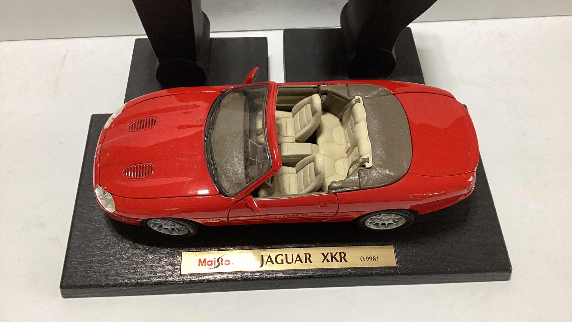 Photo 1 of MAISTO JAGUAR XKR 1998 MODEL SCALE AND UNIQUE BOOK ENDS