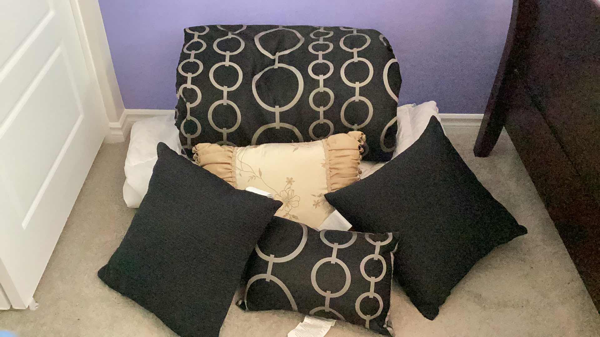 Photo 1 of QUEEN SIZE DECORATIVE BLANKETS & PILLOWS