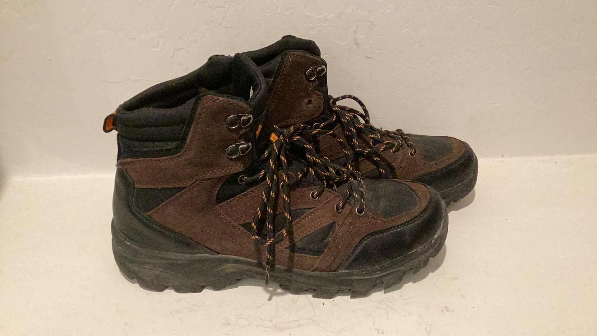 Photo 1 of MENS DENALI HIKING BOOTS SIZE 9.5