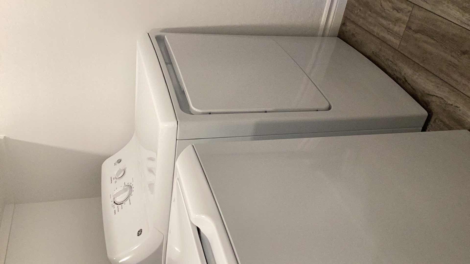 Photo 1 of GE 6.2 CU FT. CAPACITY ALUMINIUM ALLOY DRUM GAS DRYER MODEL GTX22GASK0WW 