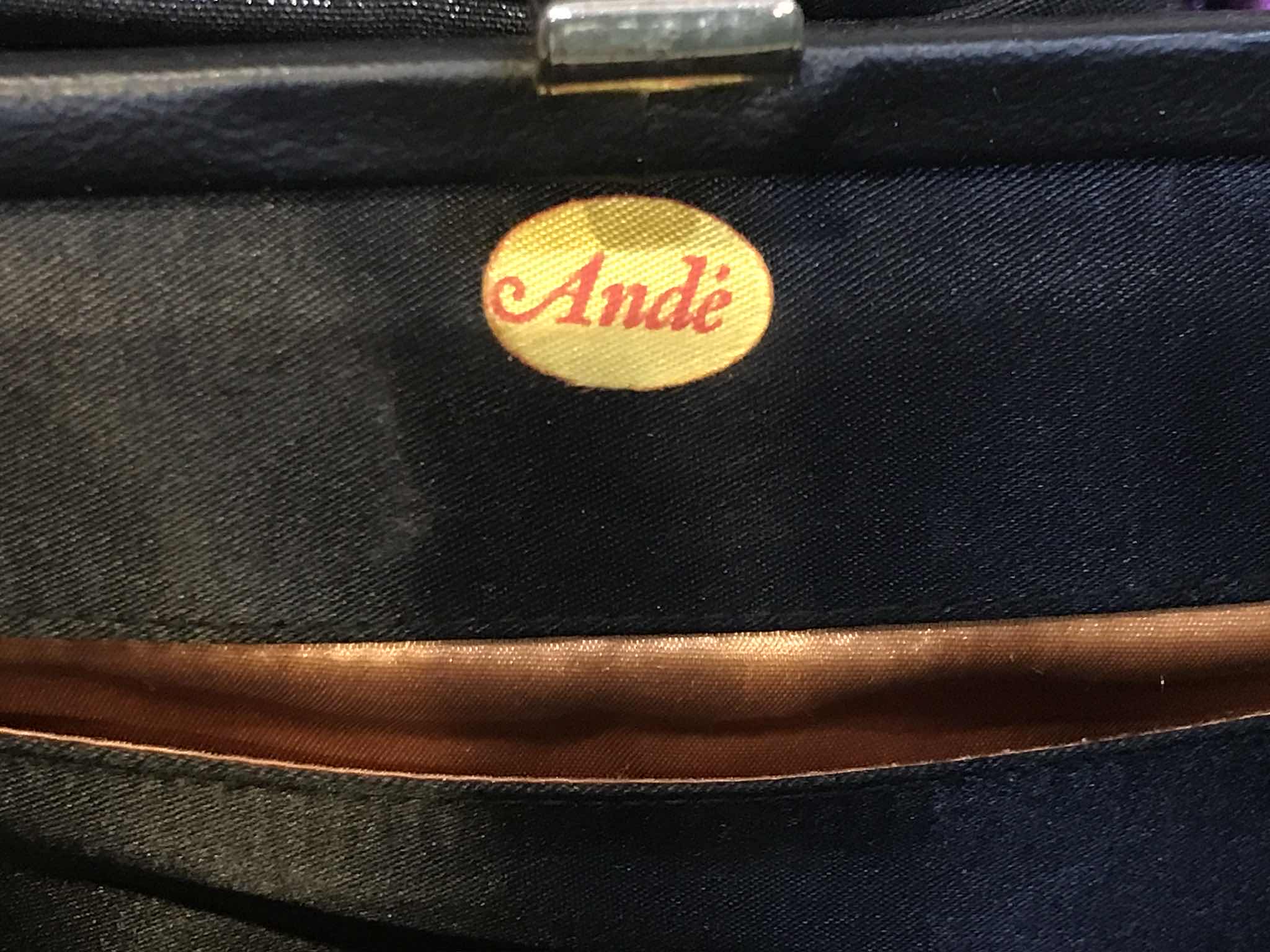 Photo 1 of VINTAGE ANDE SHOULDER BAG W/ KISS CLASP LOCK AND GOLD CHAIN