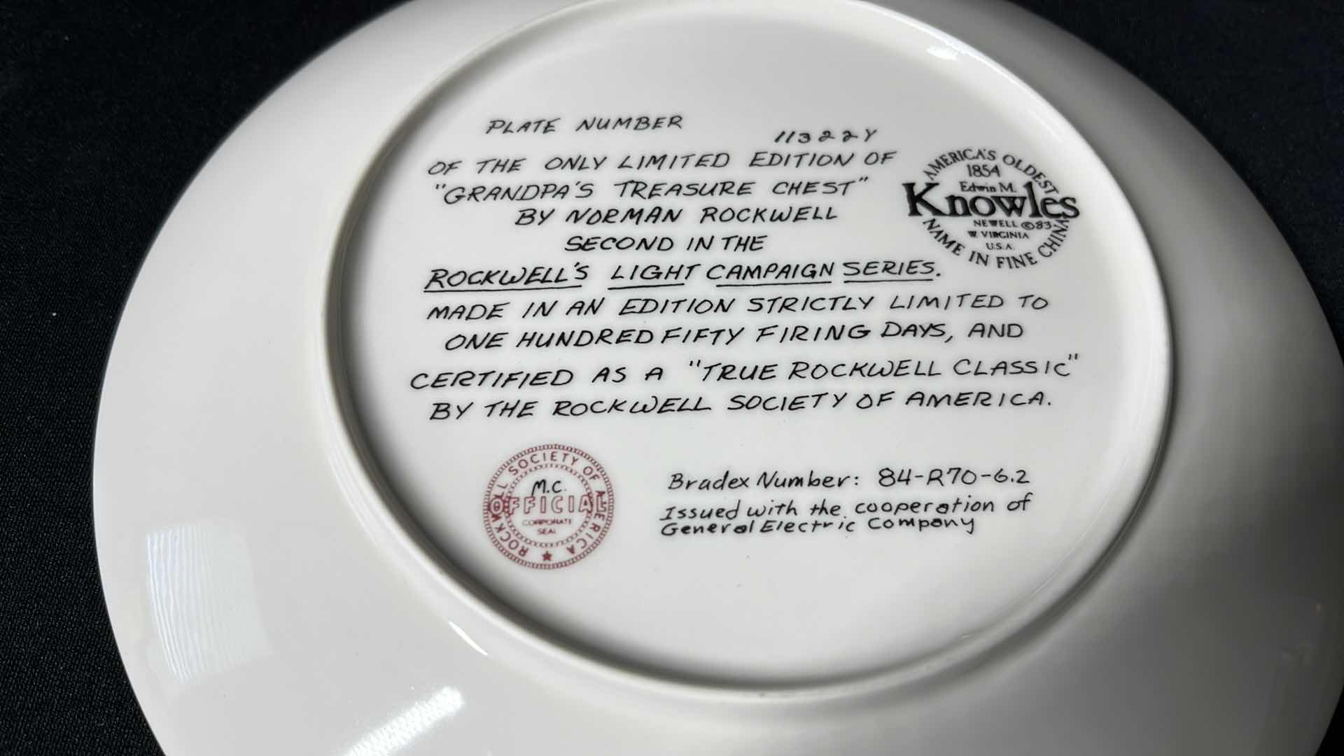 Photo 3 of EDWIN M KNOWLES CHINO CO. NORMAN ROCKWELL PLATE GRANDPA’S TREASURE CHEST W COA 8.5”
