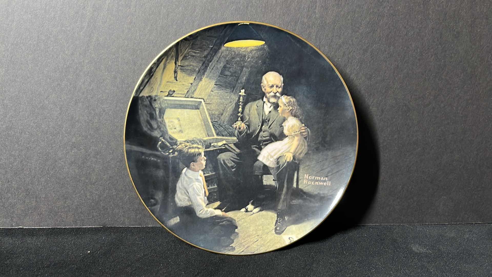 Photo 1 of EDWIN M KNOWLES CHINO CO. NORMAN ROCKWELL PLATE GRANDPA’S TREASURE CHEST W COA 8.5”