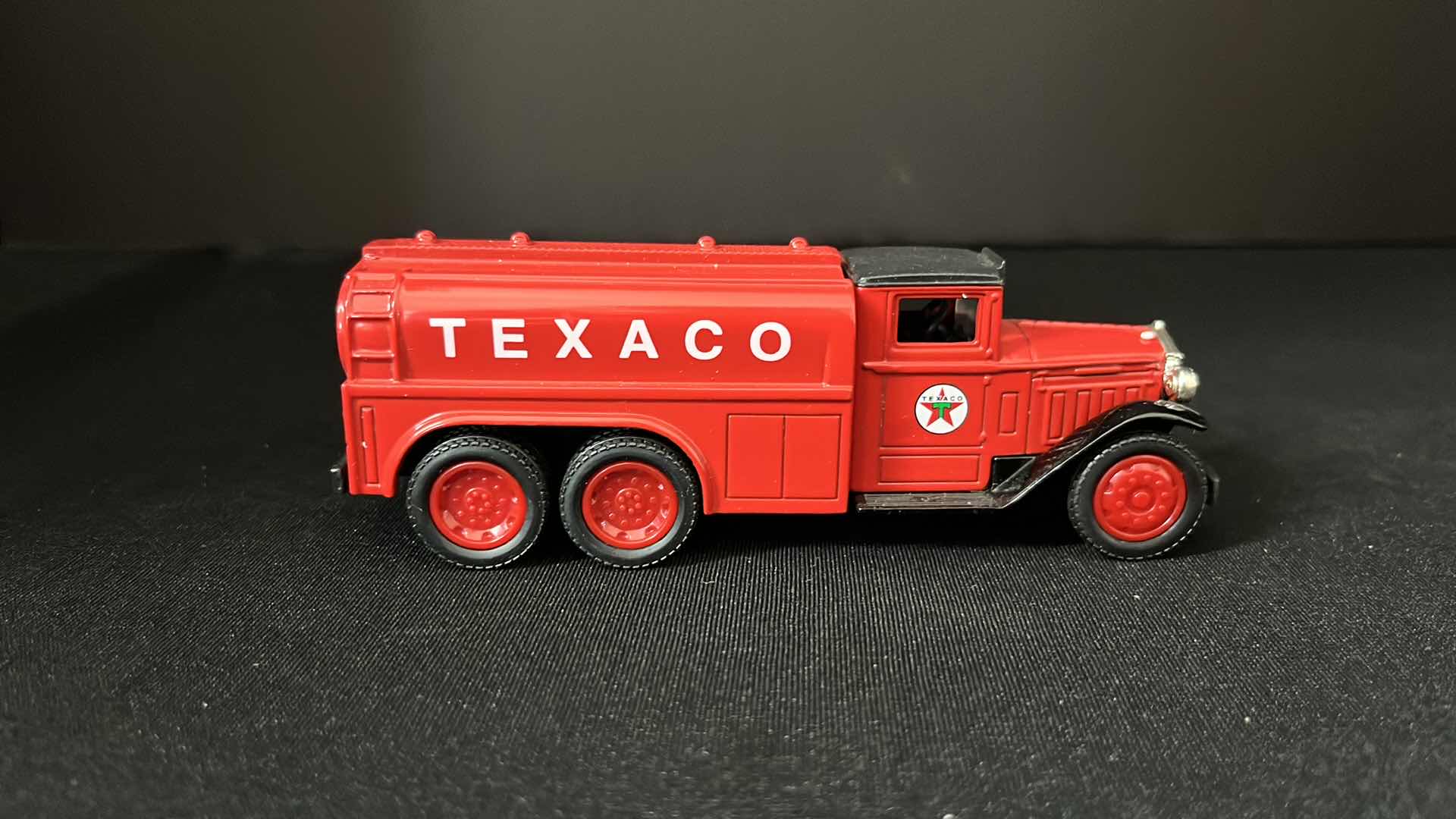 Photo 3 of ERTL COLLECTIBLES, TEXACO COLLECTORS CLUB DIE-CAST REPLICA 1930 DIAMOND T & 1955 CAMEO WRECKER, 1997 STOCK NO H894/ H895