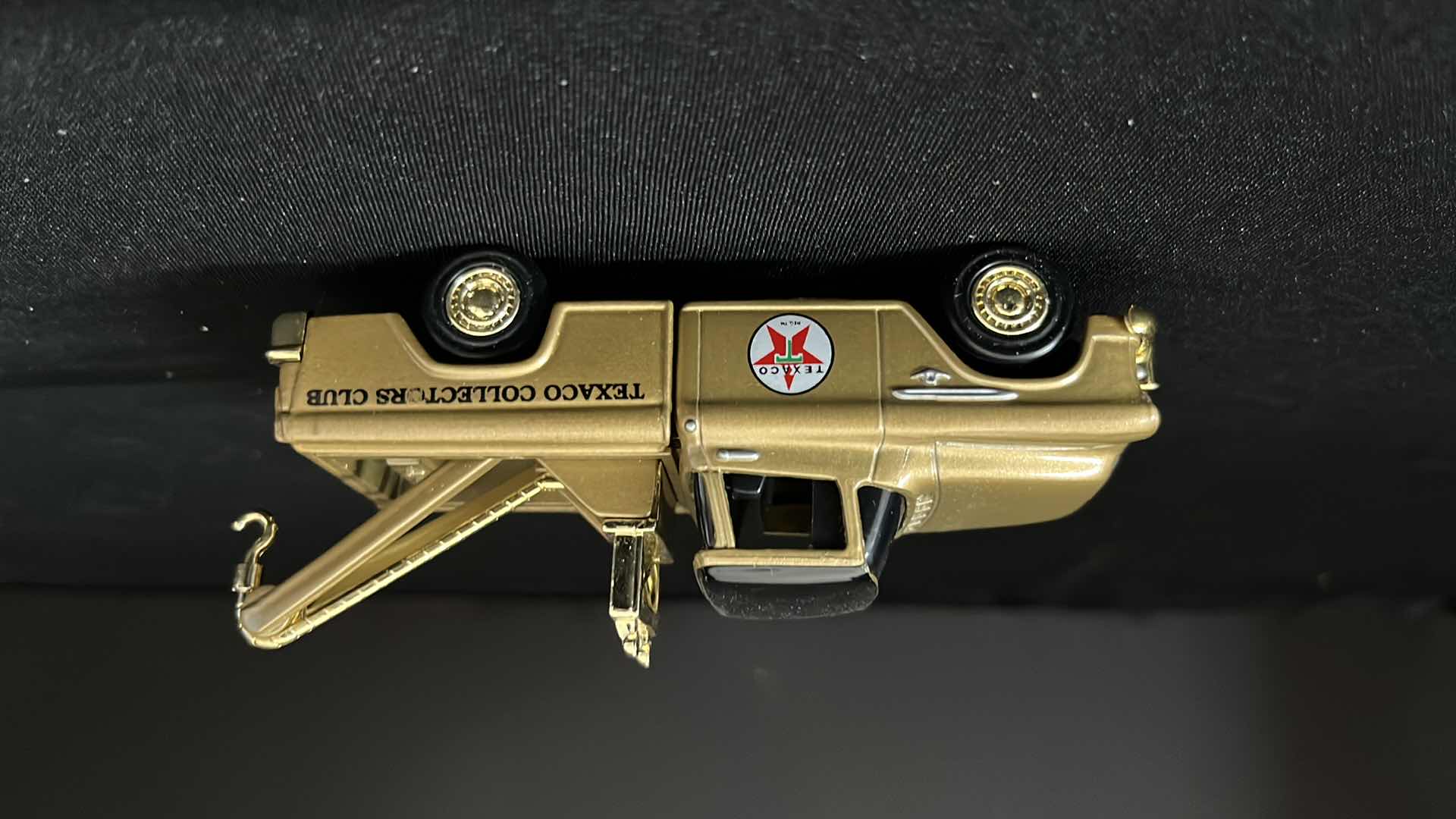 Photo 12 of ERTL COLLECTIBLES, TEXACO COLLECTORS CLUB DIE-CAST REPLICA 1930 DIAMOND T & 1955 CAMEO WRECKER, 1997 STOCK NO H894/ H895