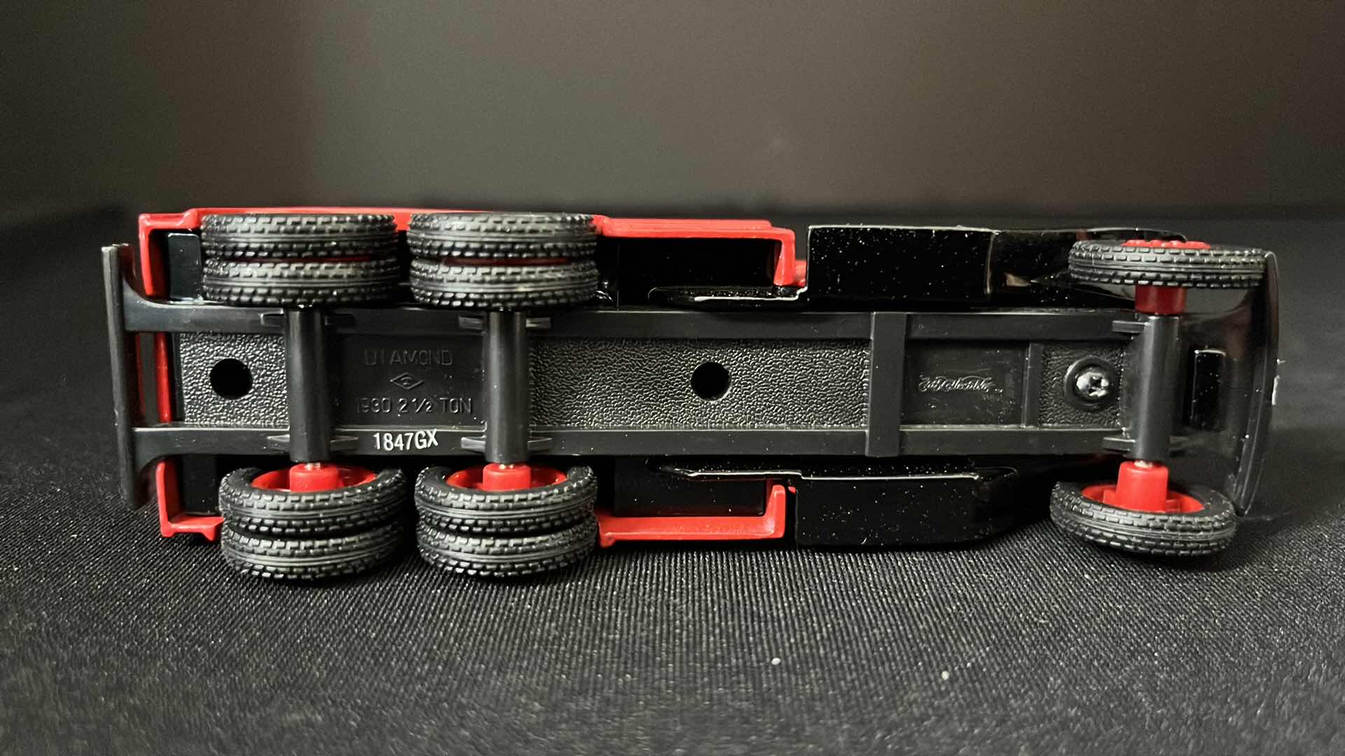 Photo 5 of ERTL COLLECTIBLES, TEXACO COLLECTORS CLUB DIE-CAST REPLICA 1930 DIAMOND T & 1955 CAMEO WRECKER, 1997 STOCK NO H894/ H895