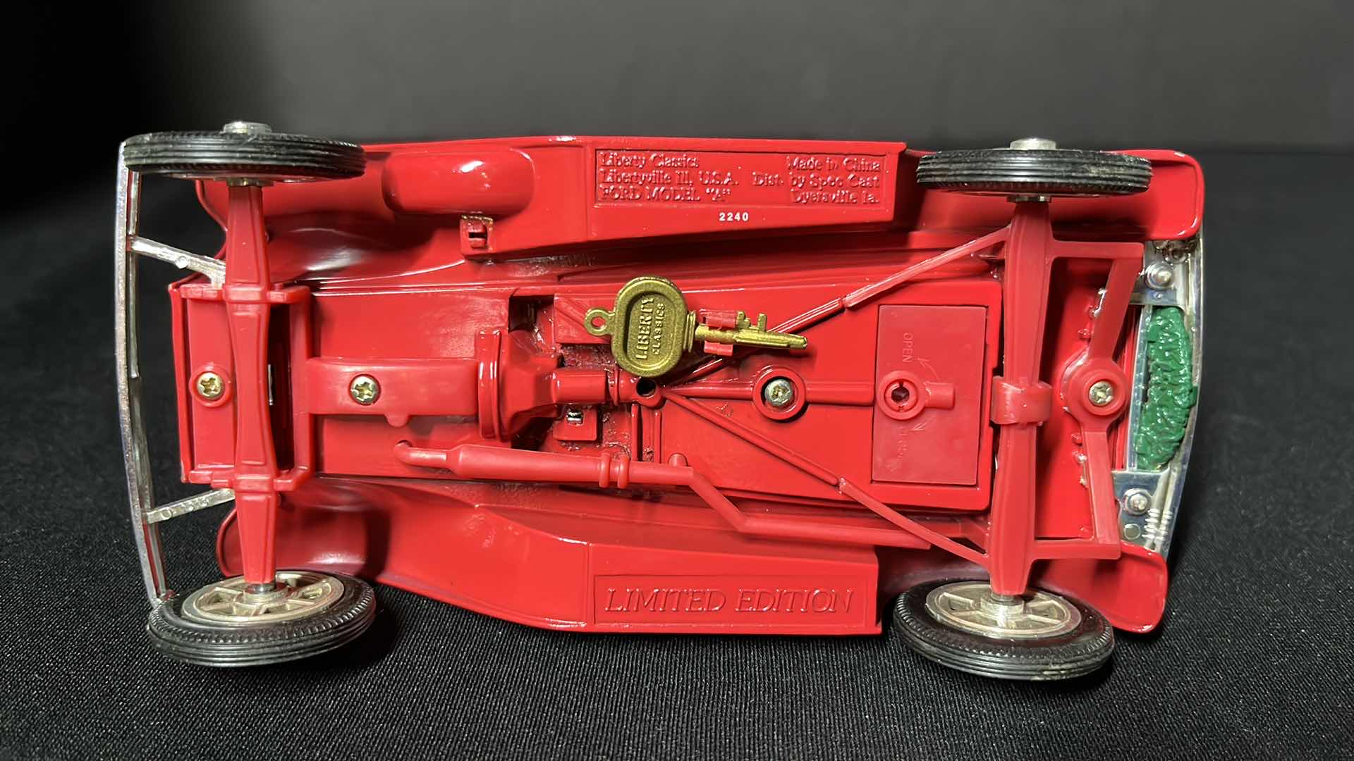 Photo 1 of THE EASTWOOD COMPANY DIE-CAST METAL GORD MODEL A 1992 SANTA’S ROADSTER LOCKING COIN BANK W KEY (STOCK #1928)