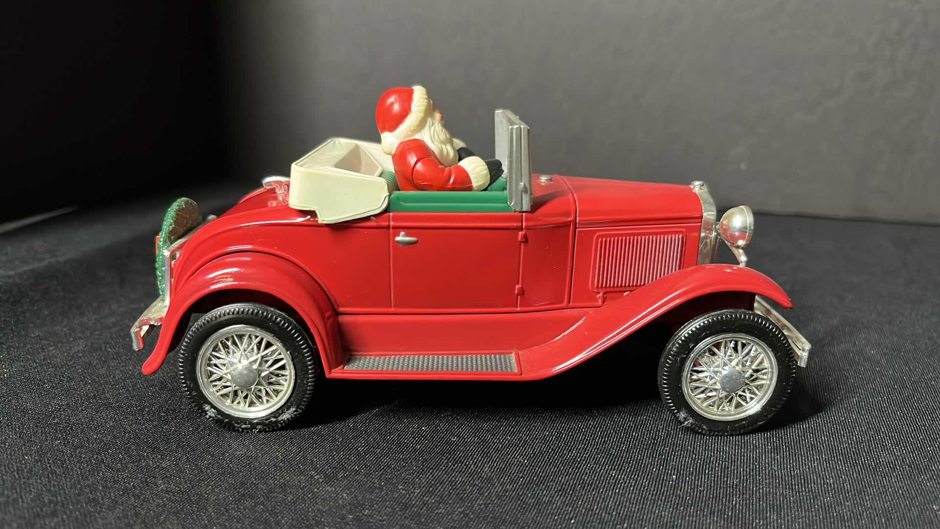 Photo 1 of THE EASTWOOD COMPANY DIE-CAST METAL GORD MODEL A 1992 SANTA’S ROADSTER LOCKING COIN BANK W KEY (STOCK #1928)