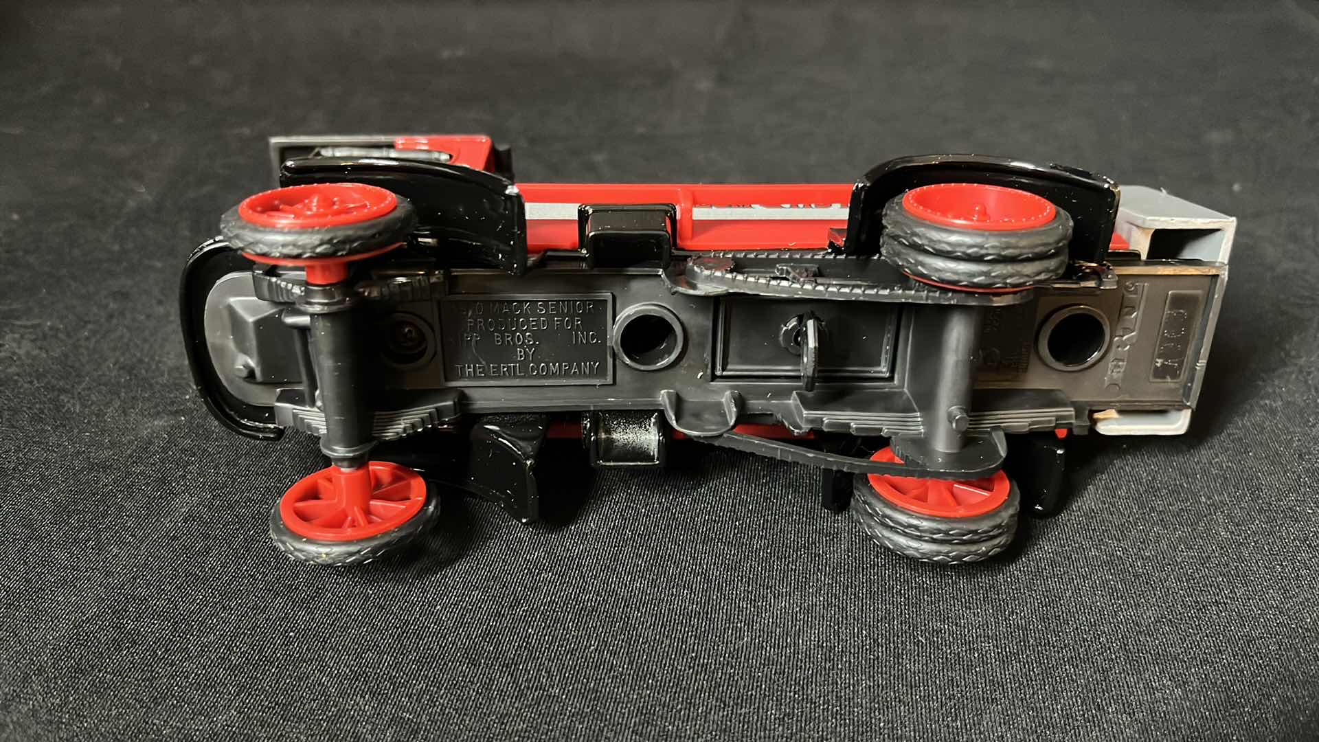 Photo 1 of ERTL DIE-CAST METAL 1910 MACK TEXACO TANKER LOCKING COIN BANK W KEY, COLLECTORS SERIES #12, 1995 (STOCK NO F122)