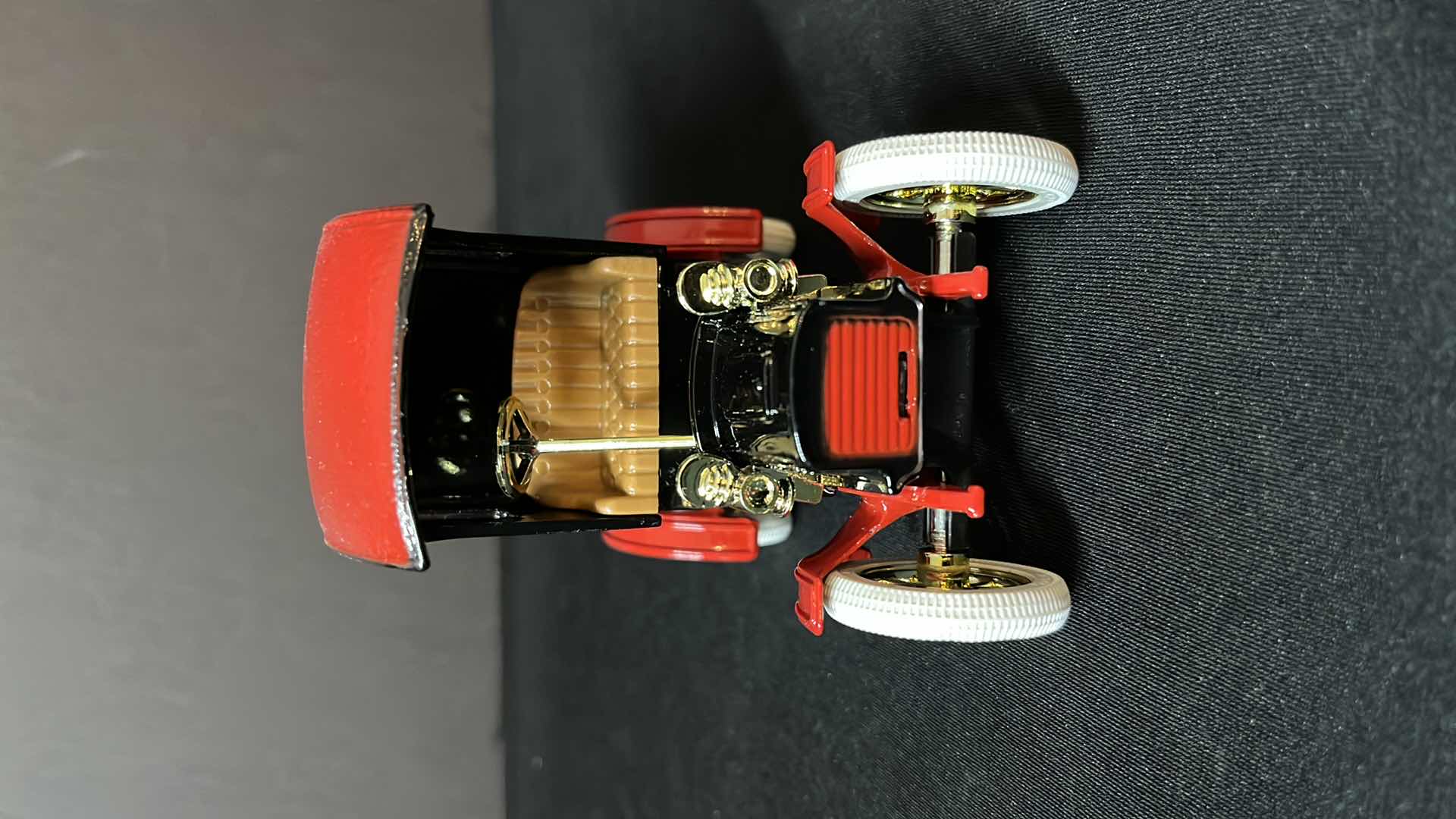 Photo 1 of ERTL DIE-CAST METAL NOSTALGIC COLLECTOR SERIES #4 TEXACO 1905 FORD DELIVERY CAR LOCKING COIN BANK W KEY, 1994 (STOCK NO 9321UO)