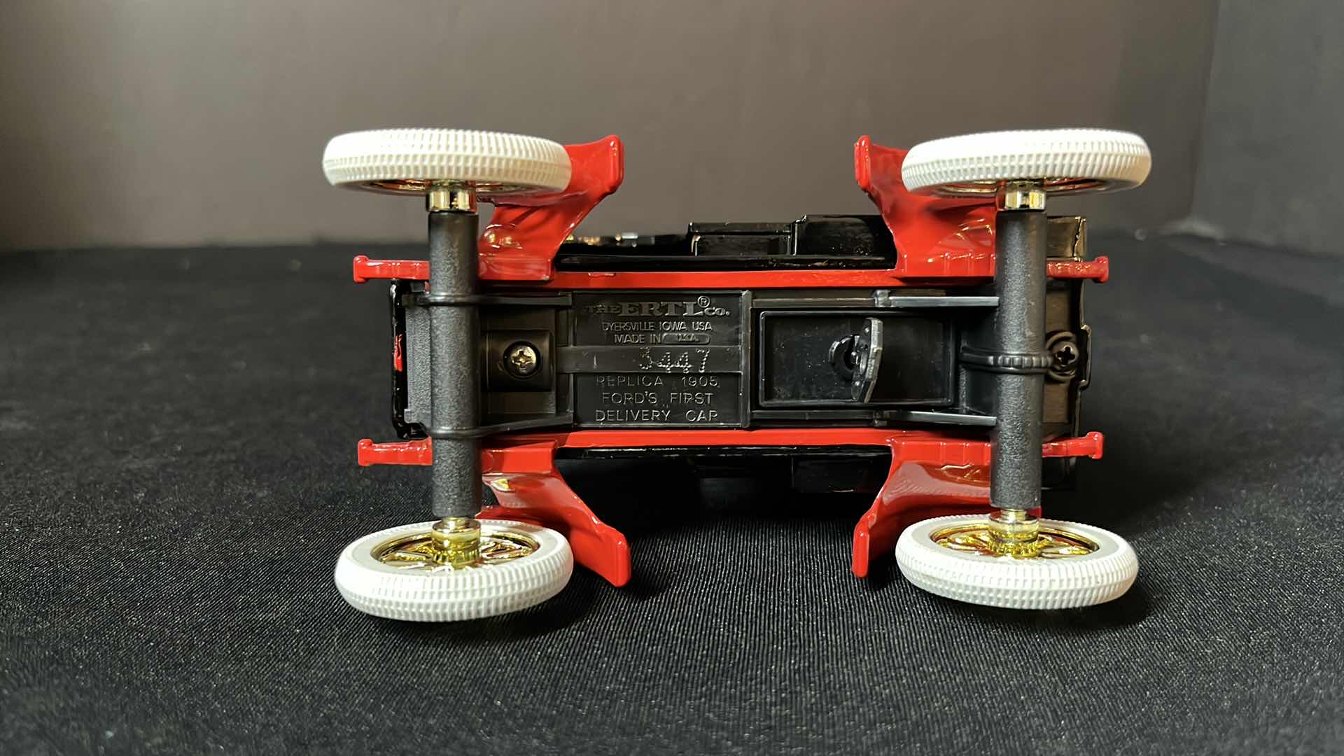 Photo 1 of ERTL DIE-CAST METAL NOSTALGIC COLLECTOR SERIES #4 TEXACO 1905 FORD DELIVERY CAR LOCKING COIN BANK W KEY, 1994 (STOCK NO 9321UO)