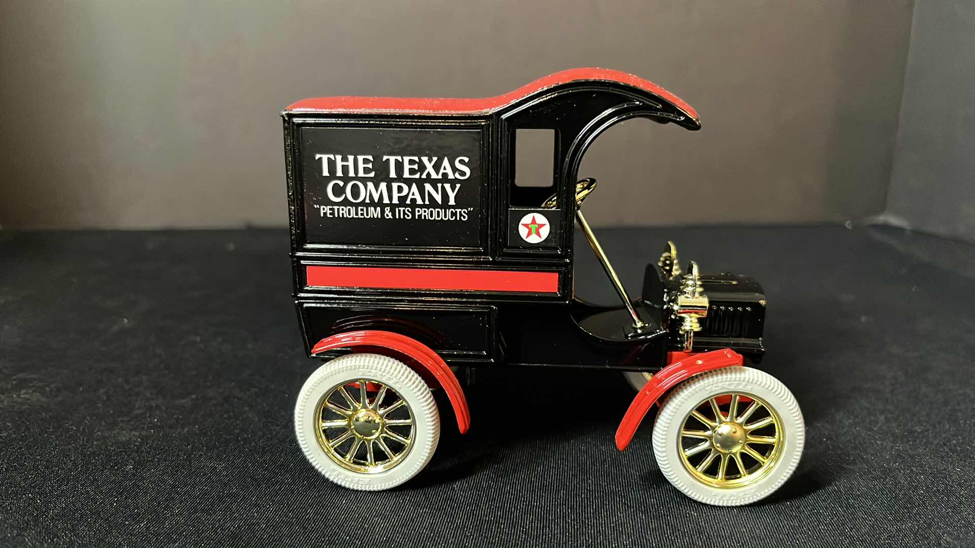 Photo 1 of ERTL DIE-CAST METAL NOSTALGIC COLLECTOR SERIES #4 TEXACO 1905 FORD DELIVERY CAR LOCKING COIN BANK W KEY, 1994 (STOCK NO 9321UO)