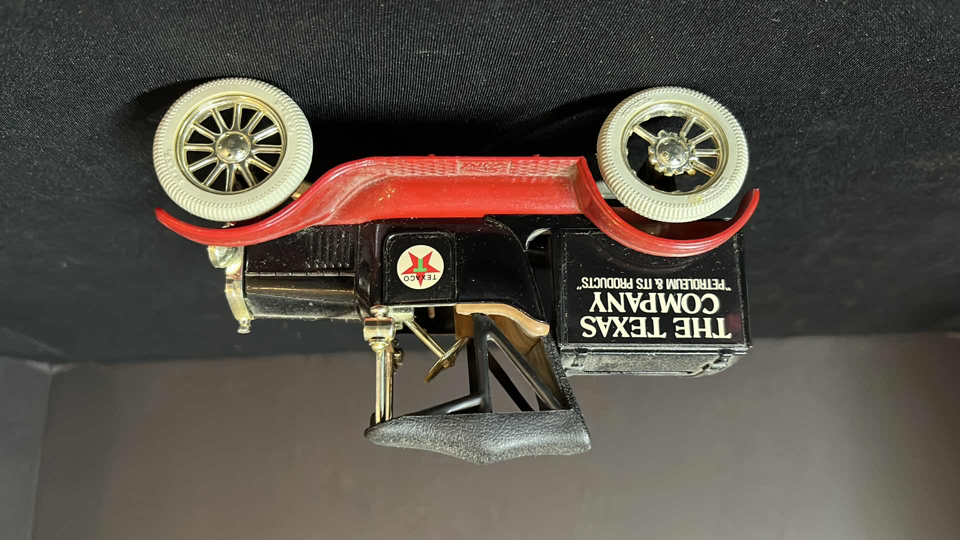 Photo 1 of ERTL DIE-CAST METAL LIMITED EDITION TEXACO 1918 FORD RUNABOUT LOCKING COIN BANK W KEY, COLLECTORS SERIES #5, 1988,  NO BOX W BROKEN AXEL, REPLACEMENT AXEL INCLUDED (STOCK NO 9740VO)